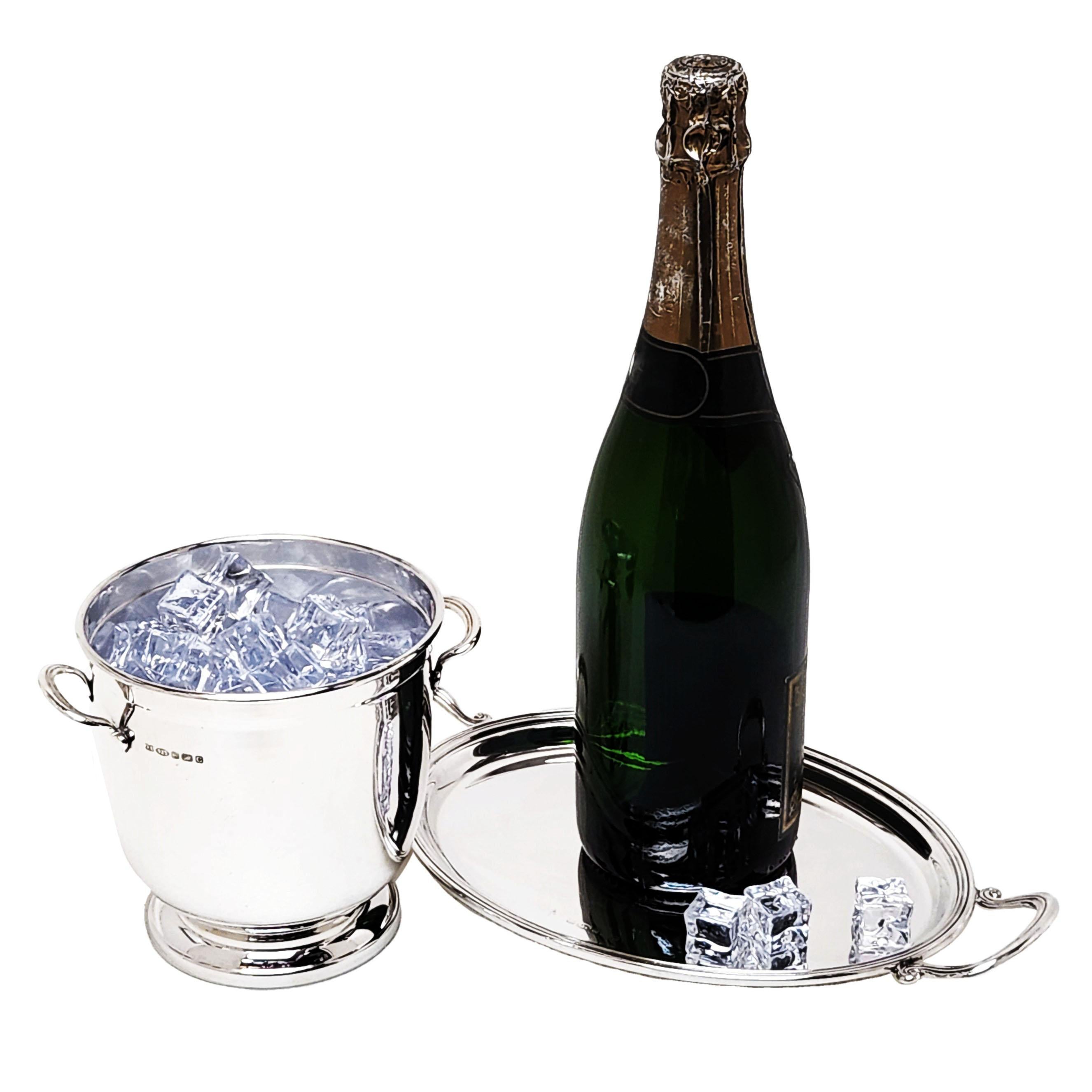 Juego de 6 cubiteras de plata de ley Isabel II y 6 bandejas ovaladas de plata de ley con dos asas para servir. Cada pieza tiene un diseño sobrio y elegante y un acabado muy pulido. Ideal para servir bebidas individuales o para un conjunto a juego en