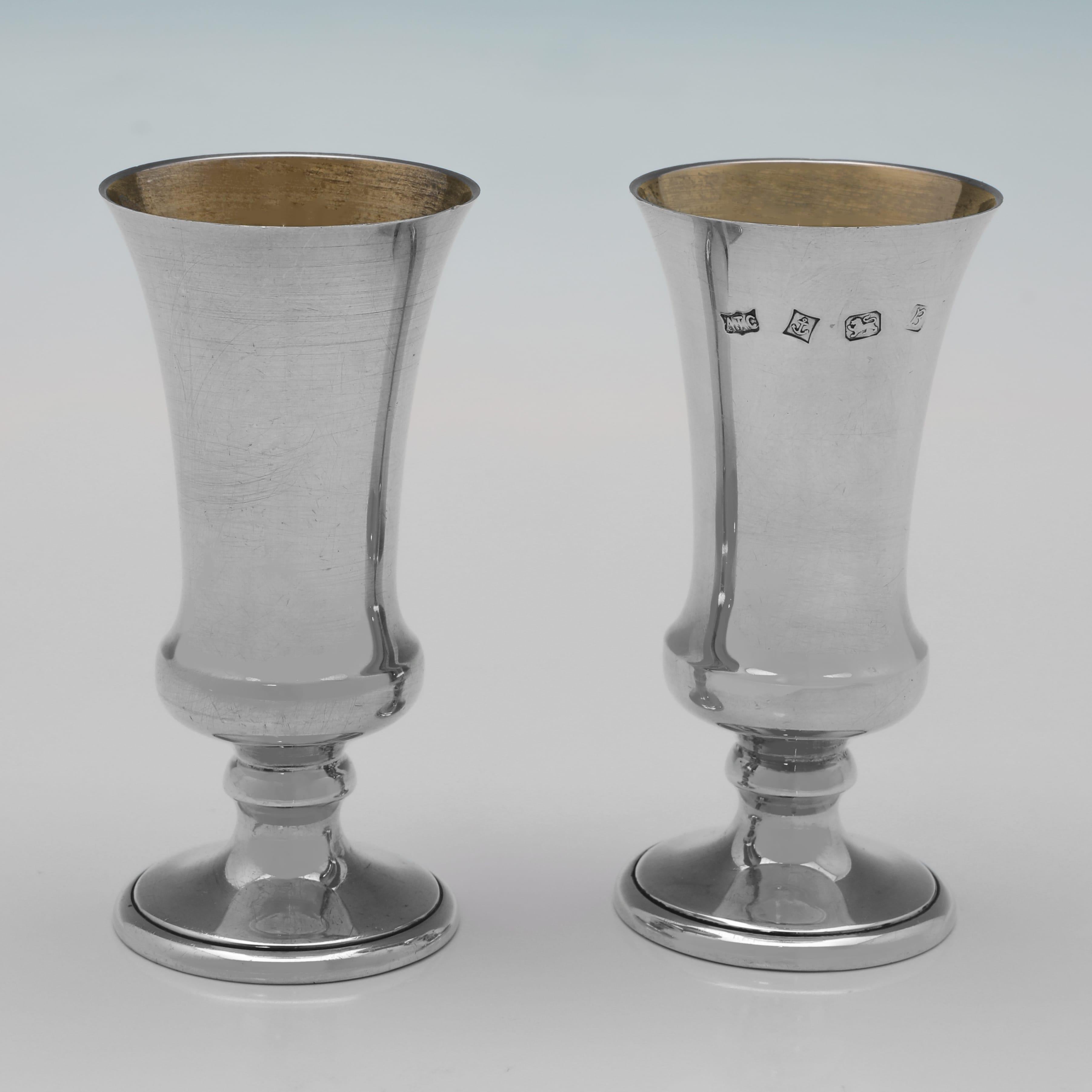 Moderno Set di 6 tazze kiddush in argento sterling su vassoio - Birmingham 1976 e 1986 in vendita