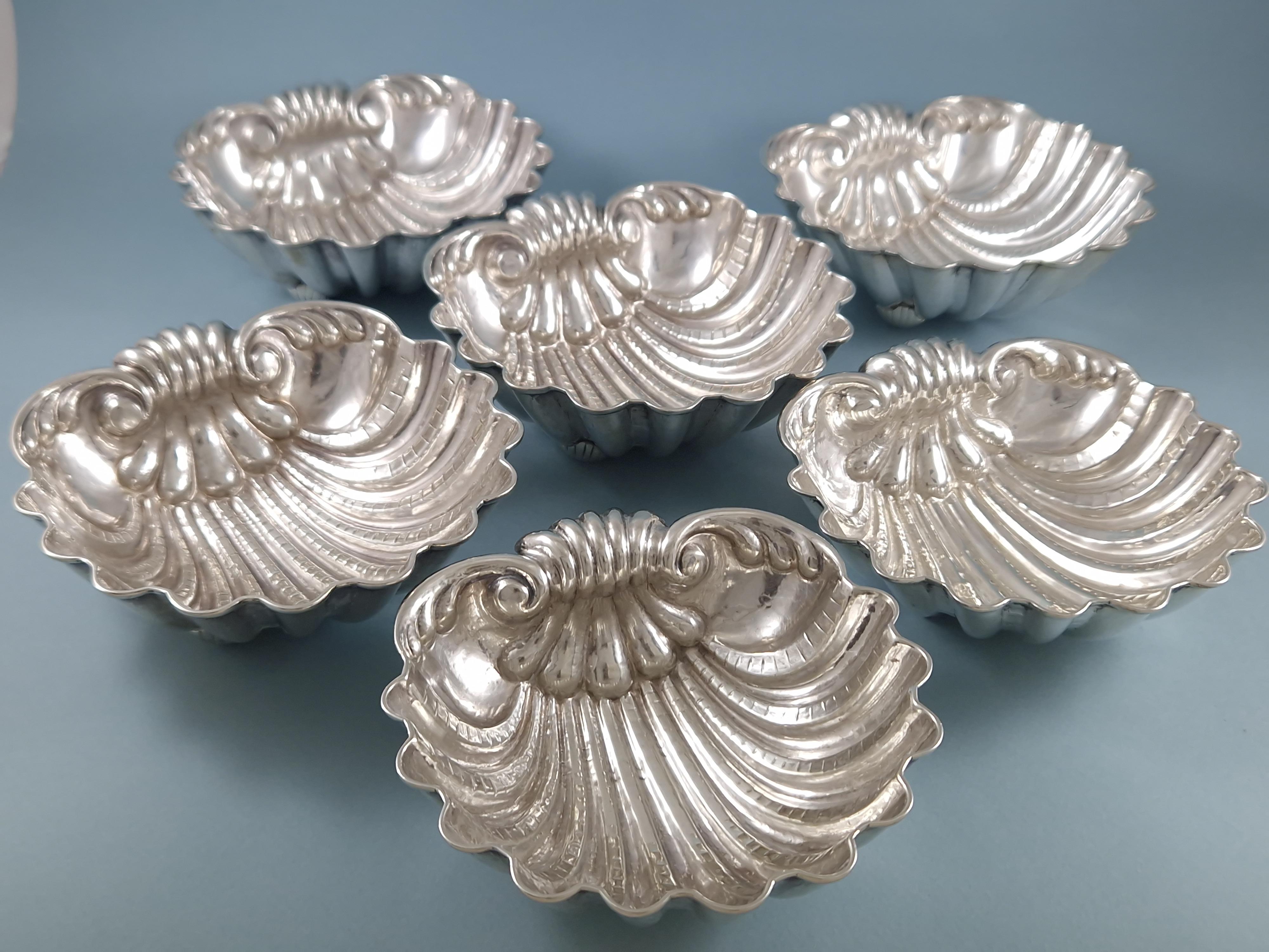 Nice set of 6 shell-shaped solid silver bowls 

Silver hallmark 800 

Some variations of size 
Length: 13.2 cm 
Width: 13 cm 
Height: 4.6 cm
Weight: 845 grams

In excellent condition