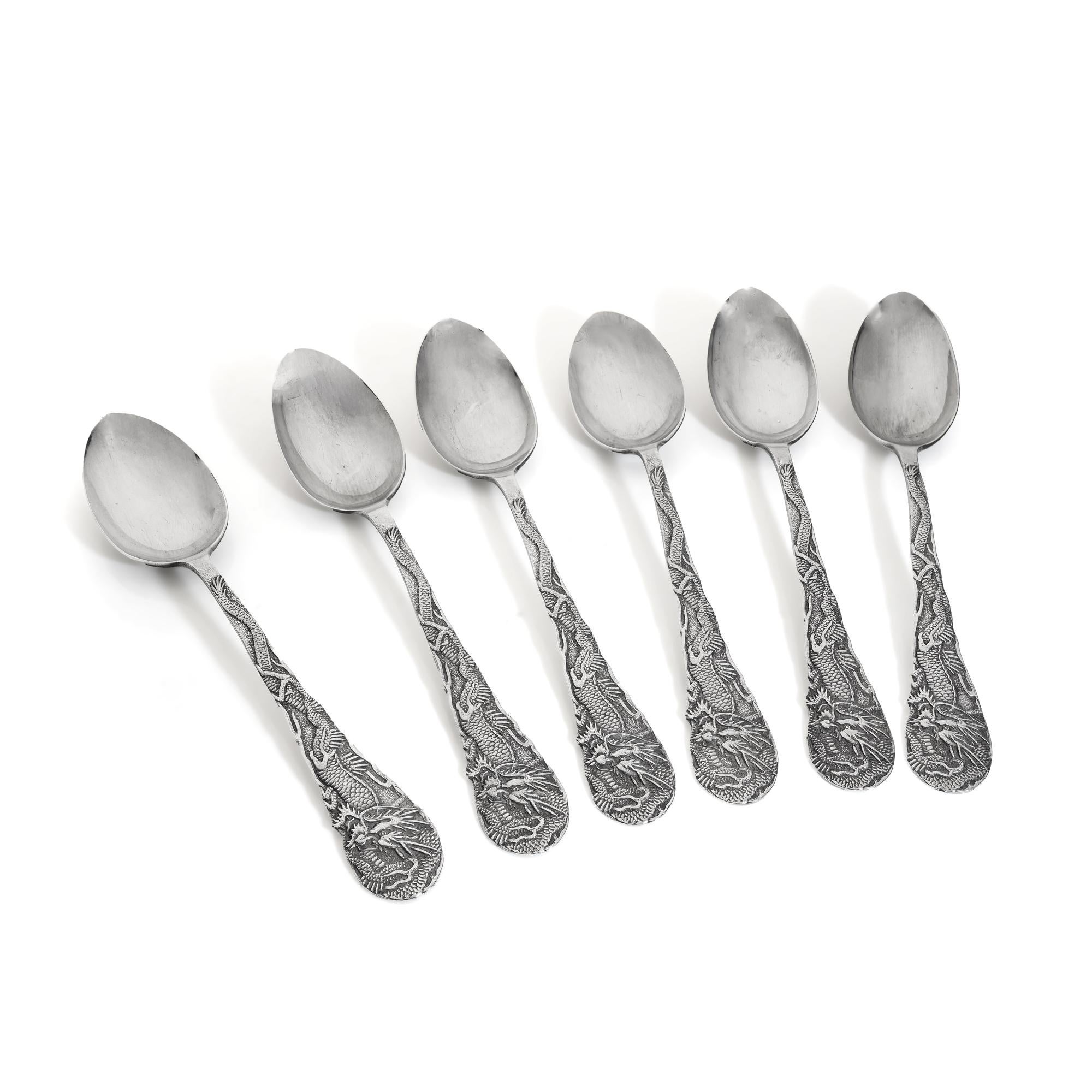 Set di 6 cucchiaini in argento sterling, ciascuno ornato da dettagliati motivi di draghi in alto rilievo sui manici. Probabilmente è stato realizzato in Cina e successivamente importato in Inghilterra.

Specifiche
Materiale: A. Silver
Decorazione: