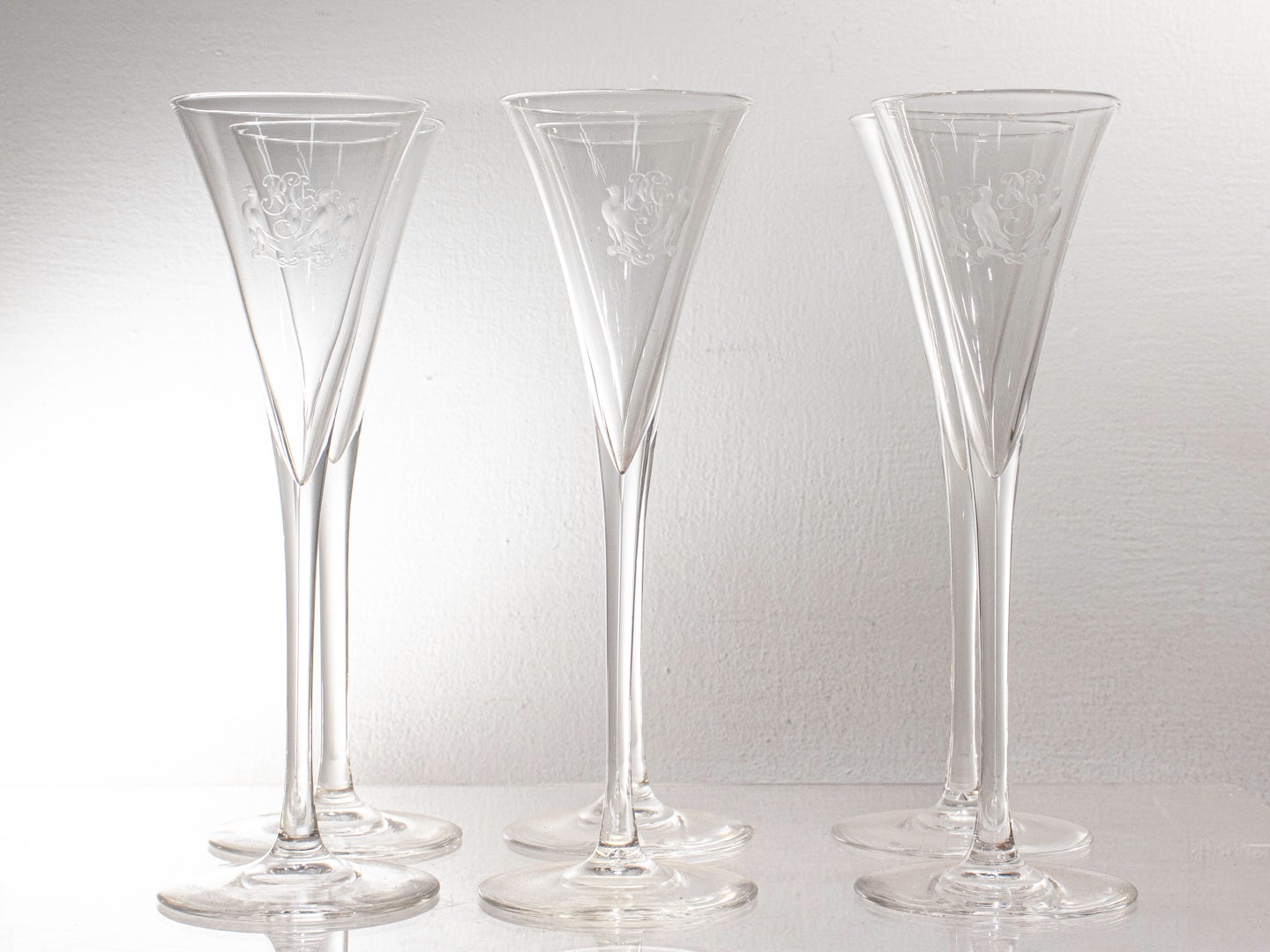 Mid-Century Modern Ensemble de 6 verres à champagne cannelés en cristal Steuben avec oiseaux gravés et monogrammes en vente