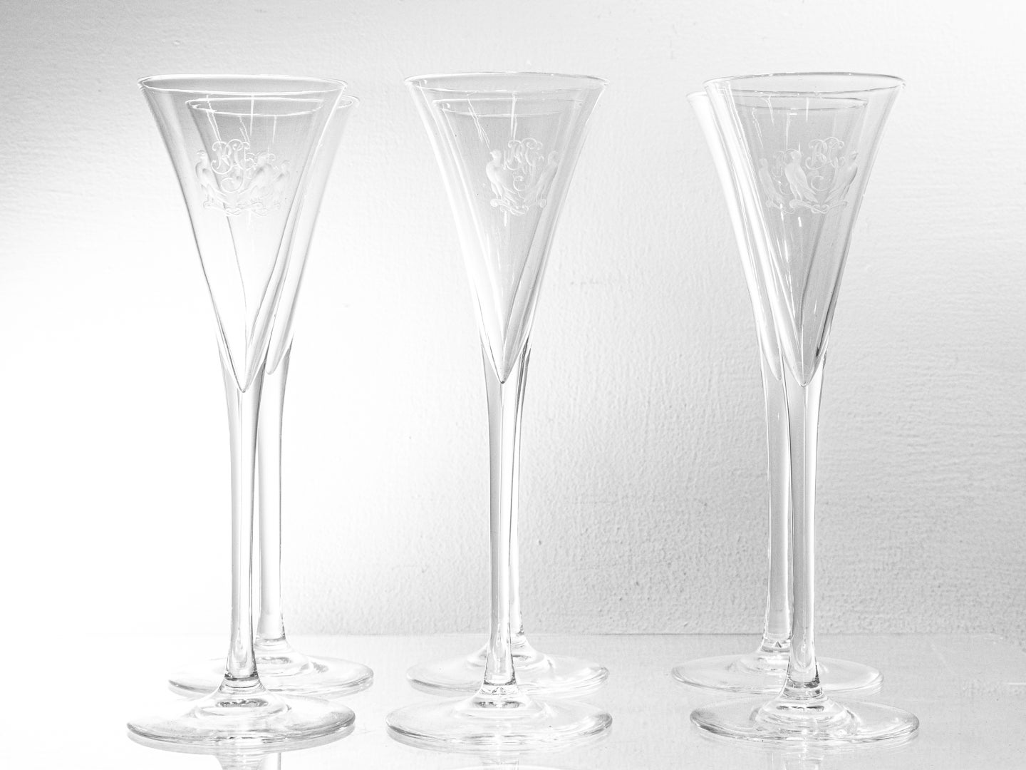 Américain Ensemble de 6 verres à champagne cannelés en cristal Steuben avec oiseaux gravés et monogrammes en vente