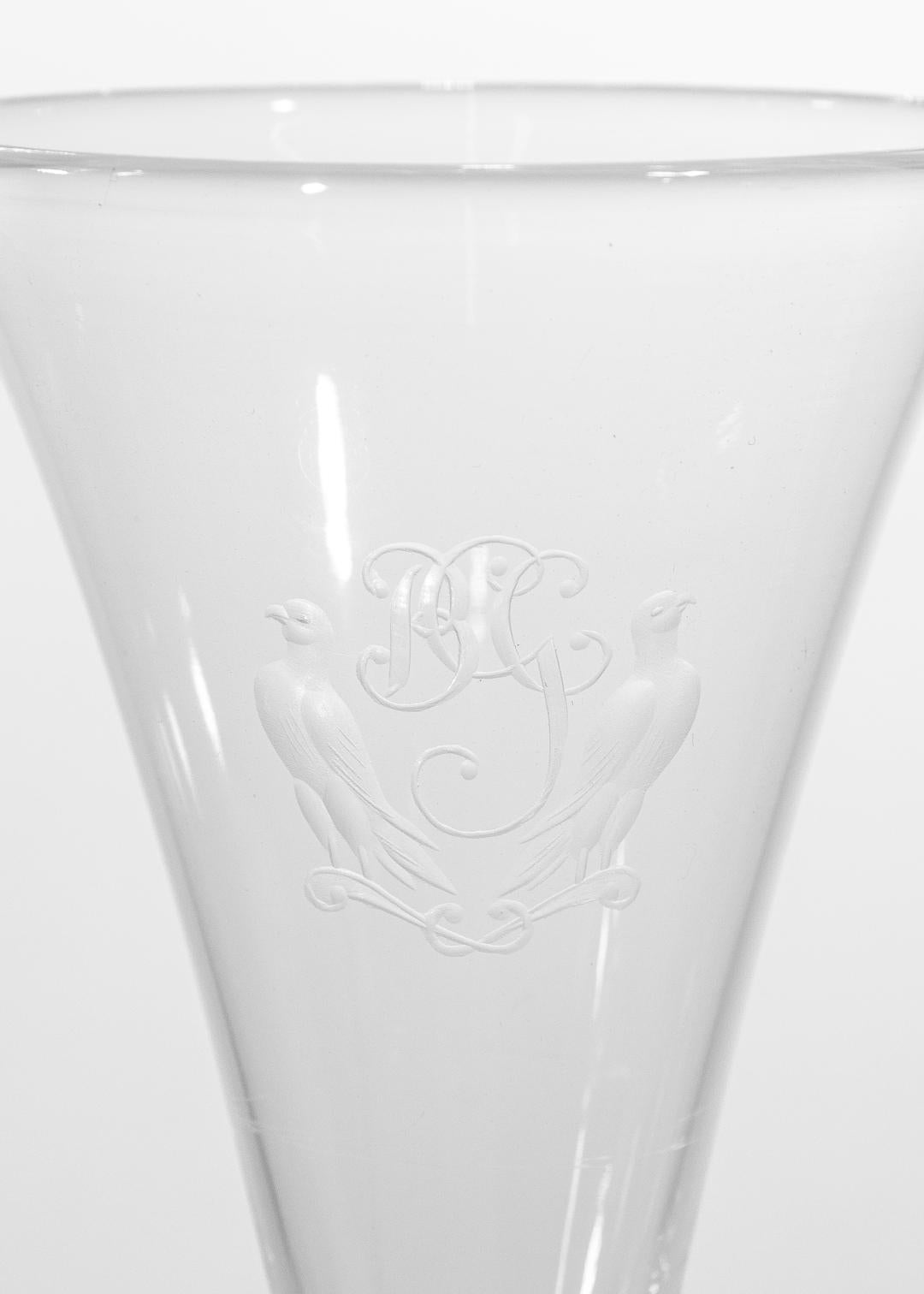 20ième siècle Ensemble de 6 verres à champagne cannelés en cristal Steuben avec oiseaux gravés et monogrammes en vente