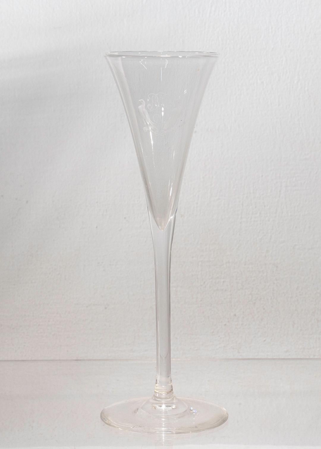 Set von 6 geriffelten Steuben-Kristall-Champagnergläsern mit gravierten Vögeln und Monogramm (amerikanisch) im Angebot