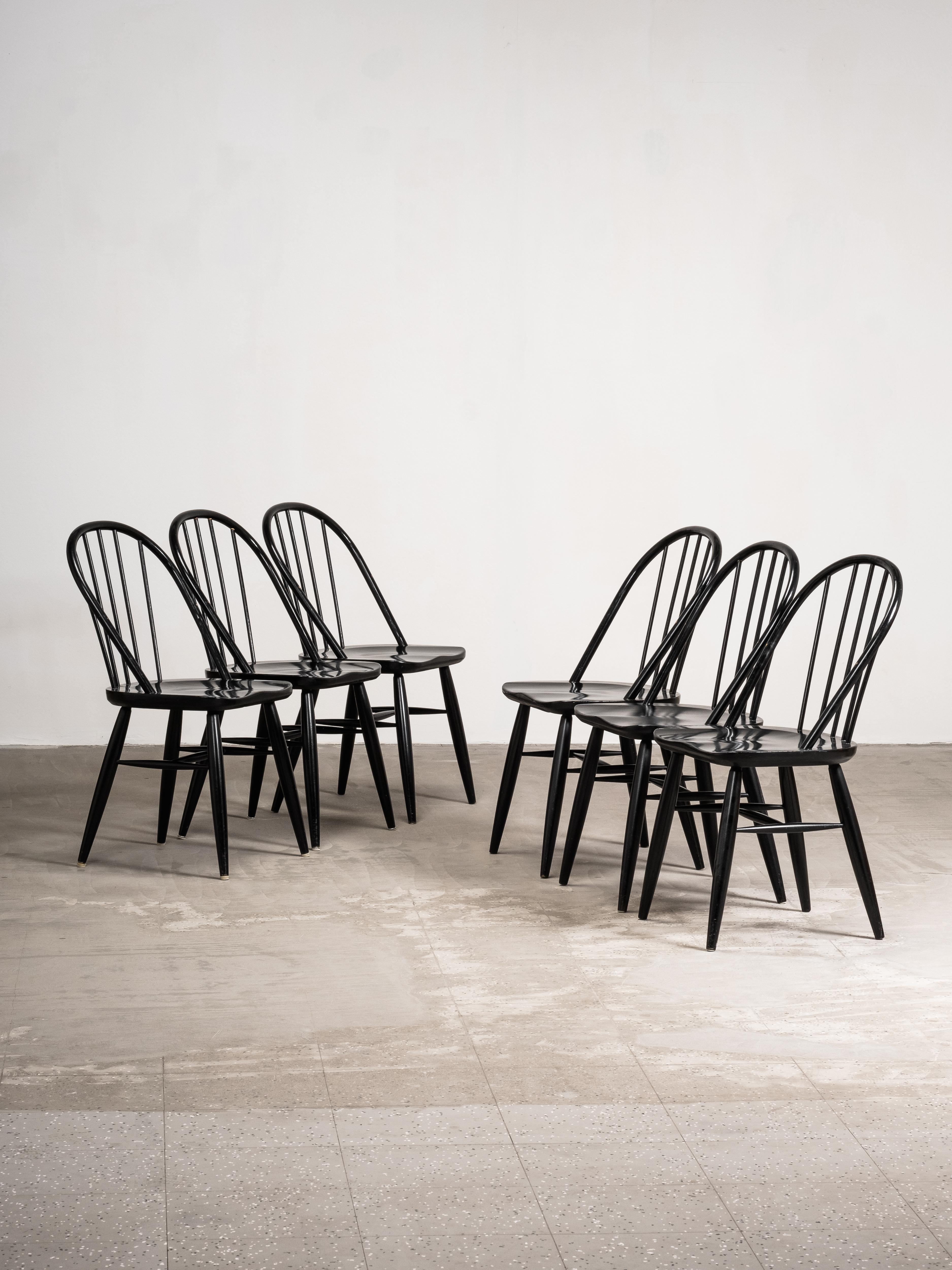 Ensemble de six chaises de salle à manger finlandaises conçues par Carl-Gustaf Hiort af Ornäs et produites par Huonekalutehdas Oy Ekwall Ab dans les années 1950. Le design s'inspire des chaises Windsor traditionnelles et des chaises à dossier en