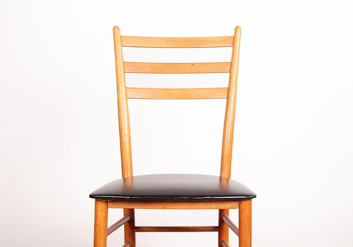 Set of 6 Swedish chairs in curved solid elm and black skai by Yngve Ekstrom 1960 In Good Condition For Sale In JOINVILLE-LE-PONT, FR