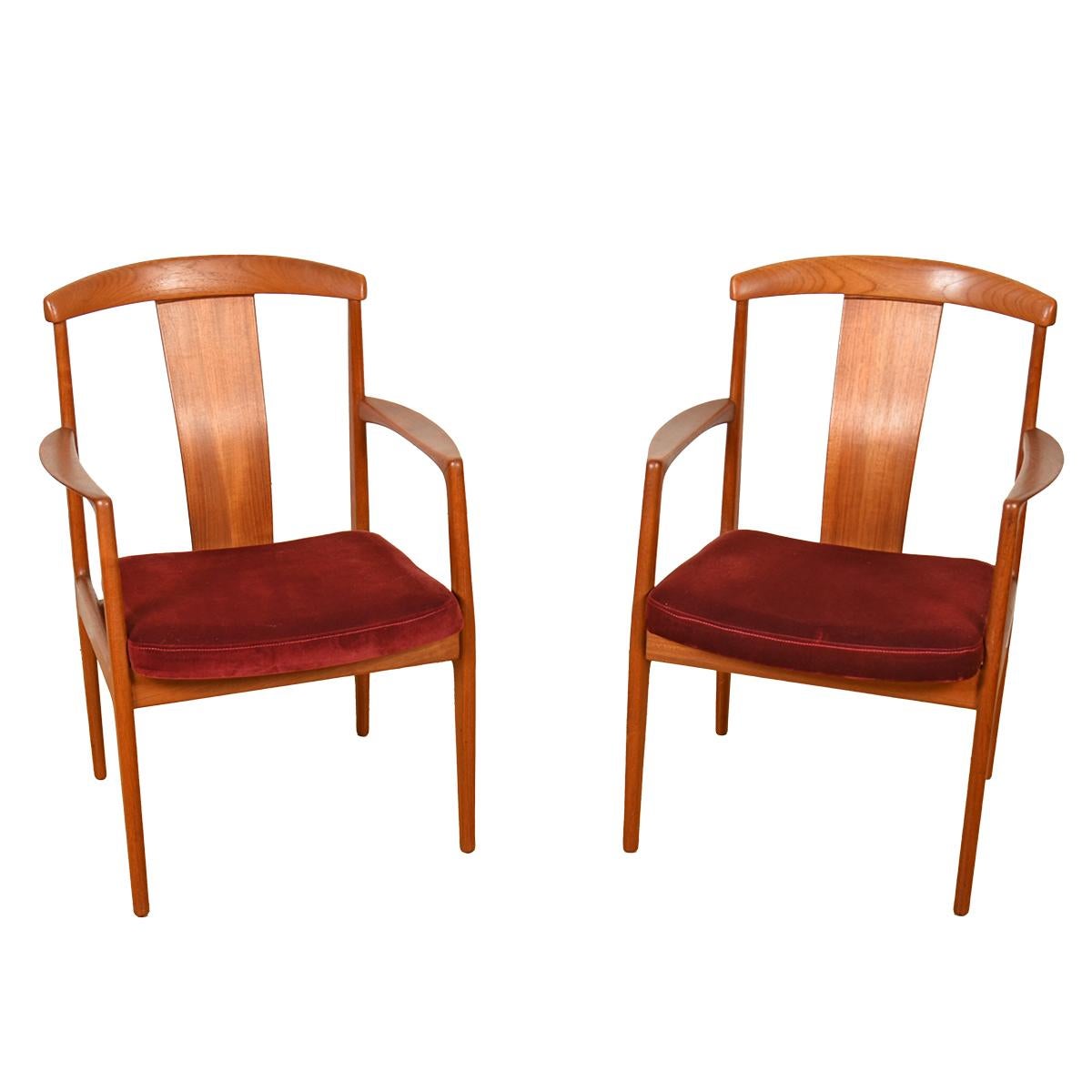 - Exquisite Set of 6 (2+4) Teak Chairs that are elegant and present a subtle statement of excellent design at any dinner party
- Designed by Folke Ohlsson for Dux of Sweden attesting to the high degree of design and manufacturing
- Also Extremely
