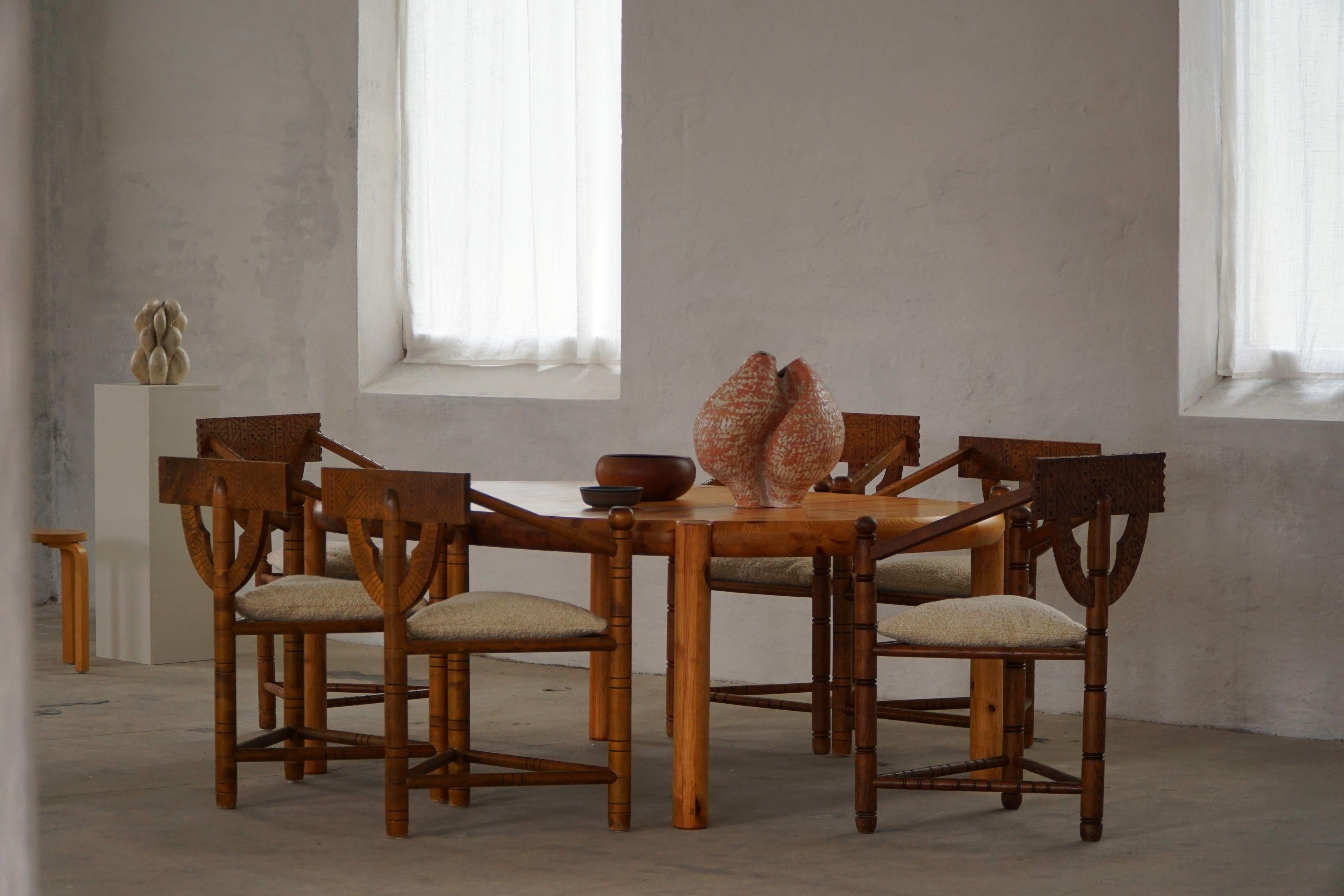 Ein Satz von 6 skulpturalen Vintage Monk Stühlen aus massiver Eiche. Geschnitzt von einem schwedischen Möbelschreiner im frühen 20. Ein wirklich authentisches Wabi-Sabi-Set in einem insgesamt guten Zustand mit einer feinen Patina. 
Die Sitze wurden