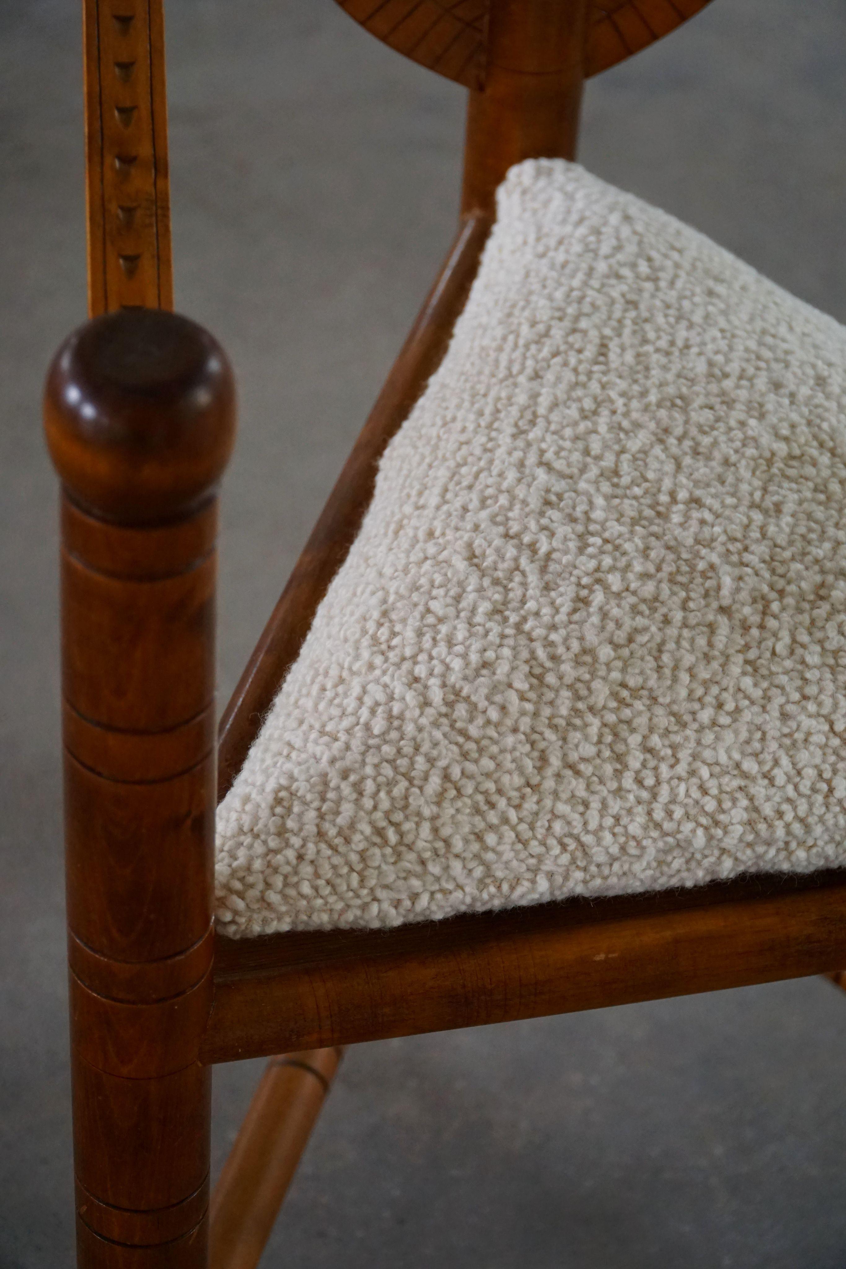 Satz von 6 schwedischen Mönchsstühlen mit Bouclé-Sitzen, Wabi Sabi, frühes 20. (Skandinavische Moderne) im Angebot