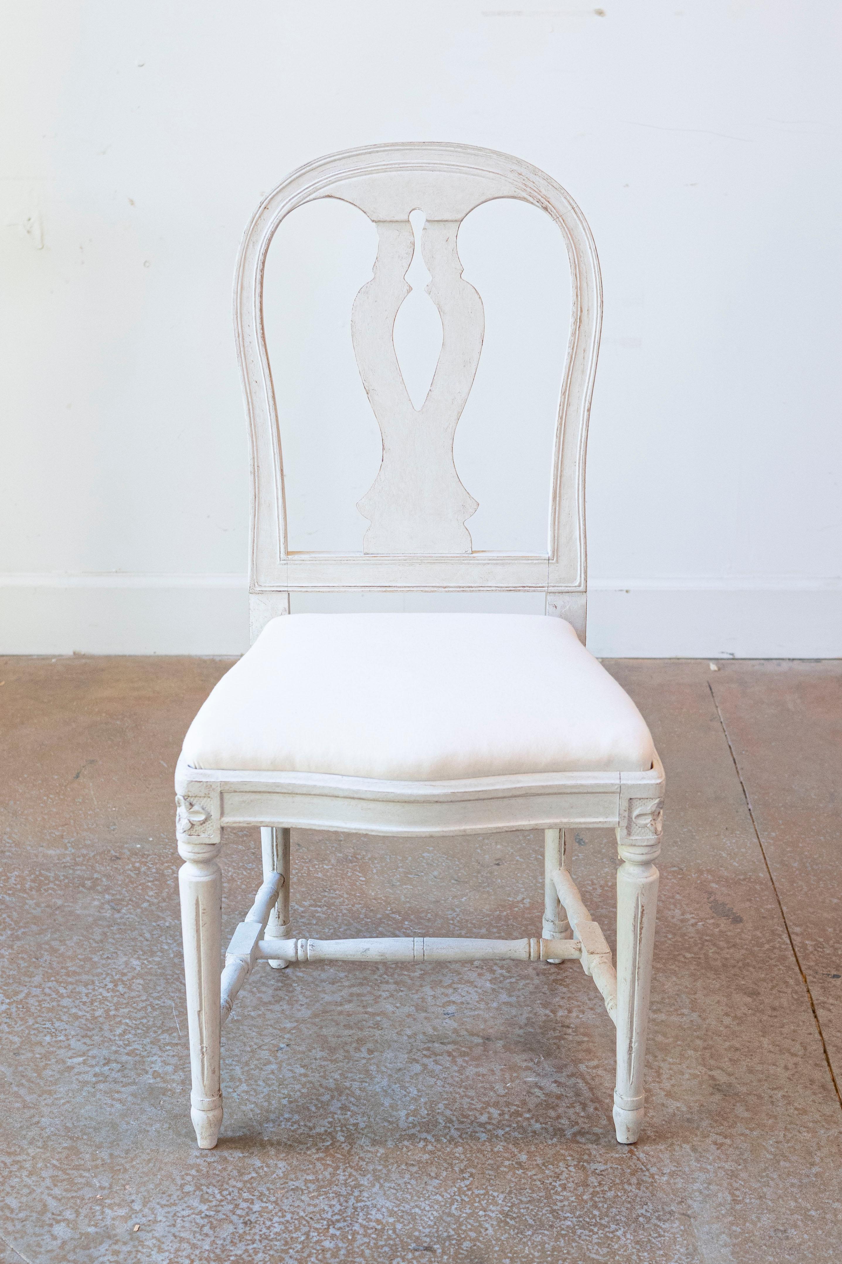 Suédois Ensemble de 6 chaises de salle à manger peintes suédoises avec éclisses et tapisserie sculptées en vente