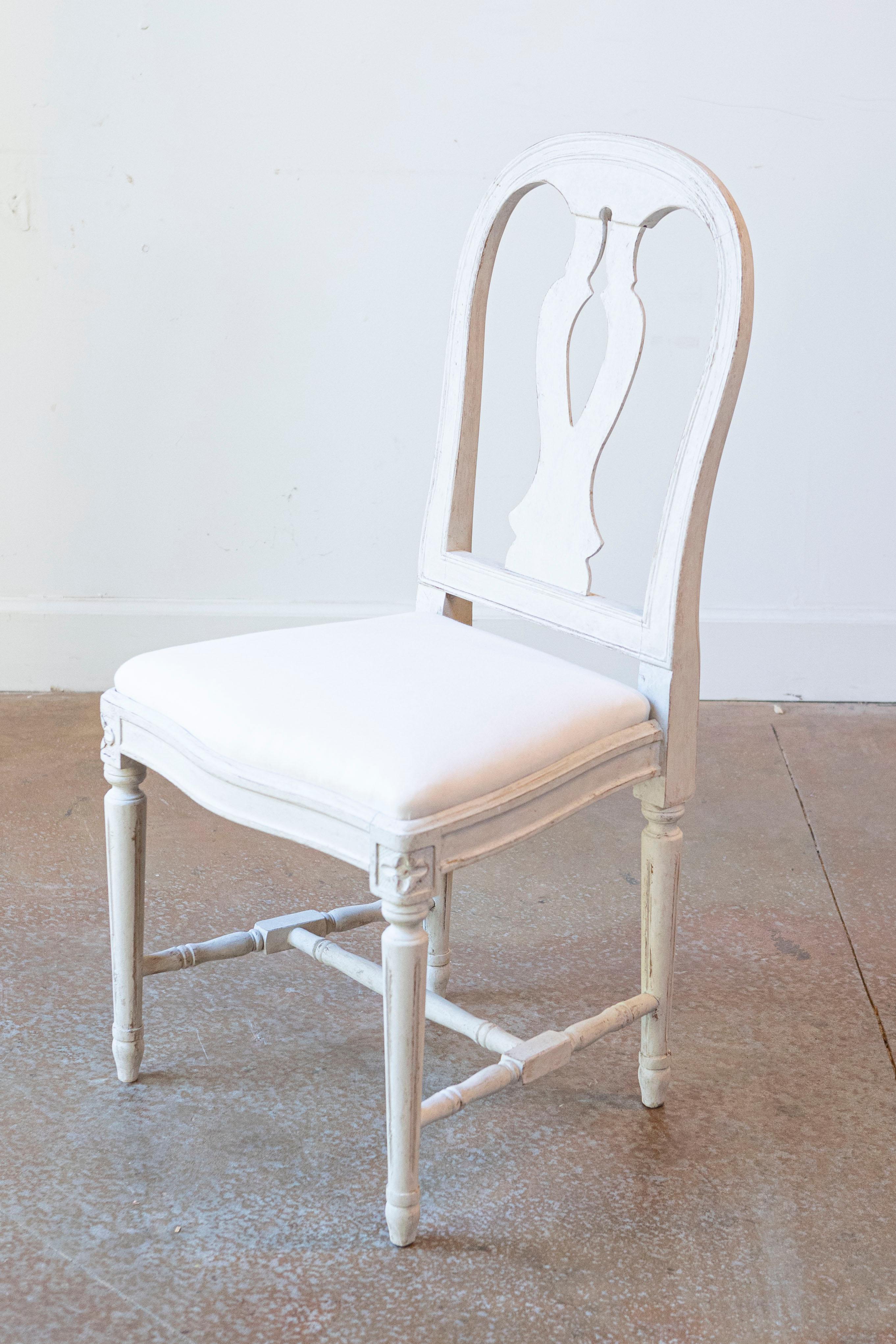 Sculpté Ensemble de 6 chaises de salle à manger peintes suédoises avec éclisses et tapisserie sculptées en vente