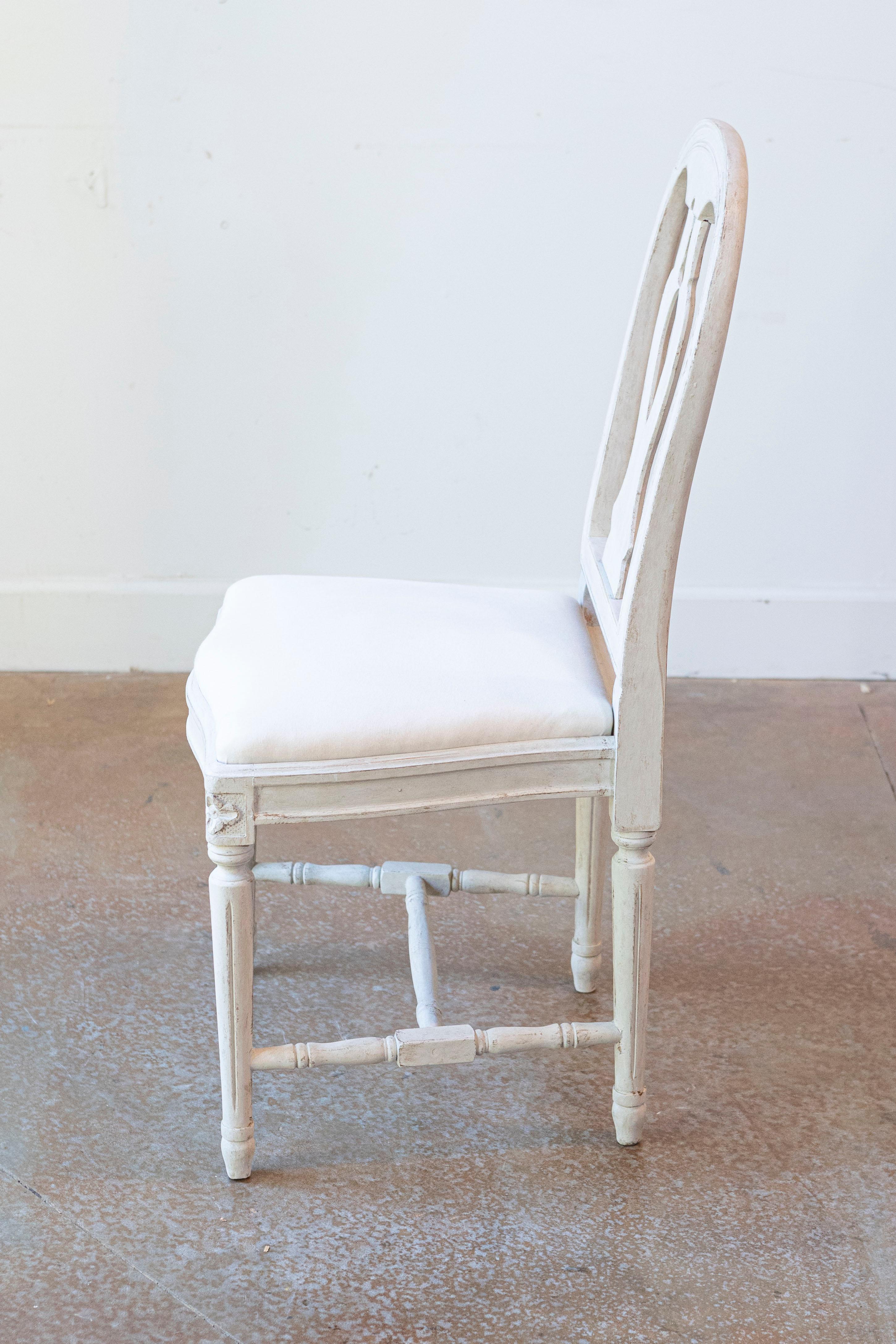 Ensemble de 6 chaises de salle à manger peintes suédoises avec éclisses et tapisserie sculptées Bon état - En vente à Atlanta, GA