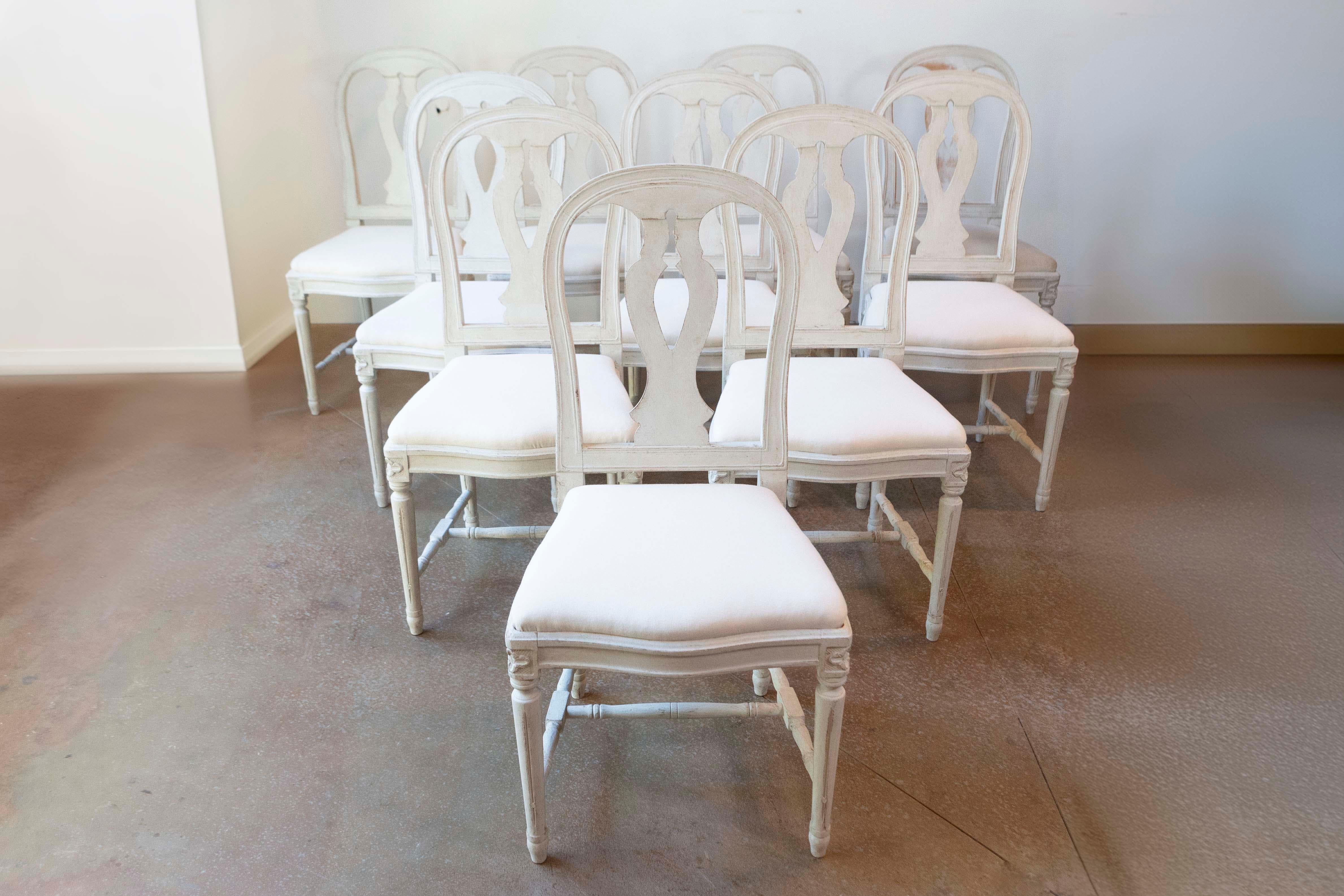 Tissu d'ameublement Ensemble de 6 chaises de salle à manger peintes suédoises avec éclisses et tapisserie sculptées en vente
