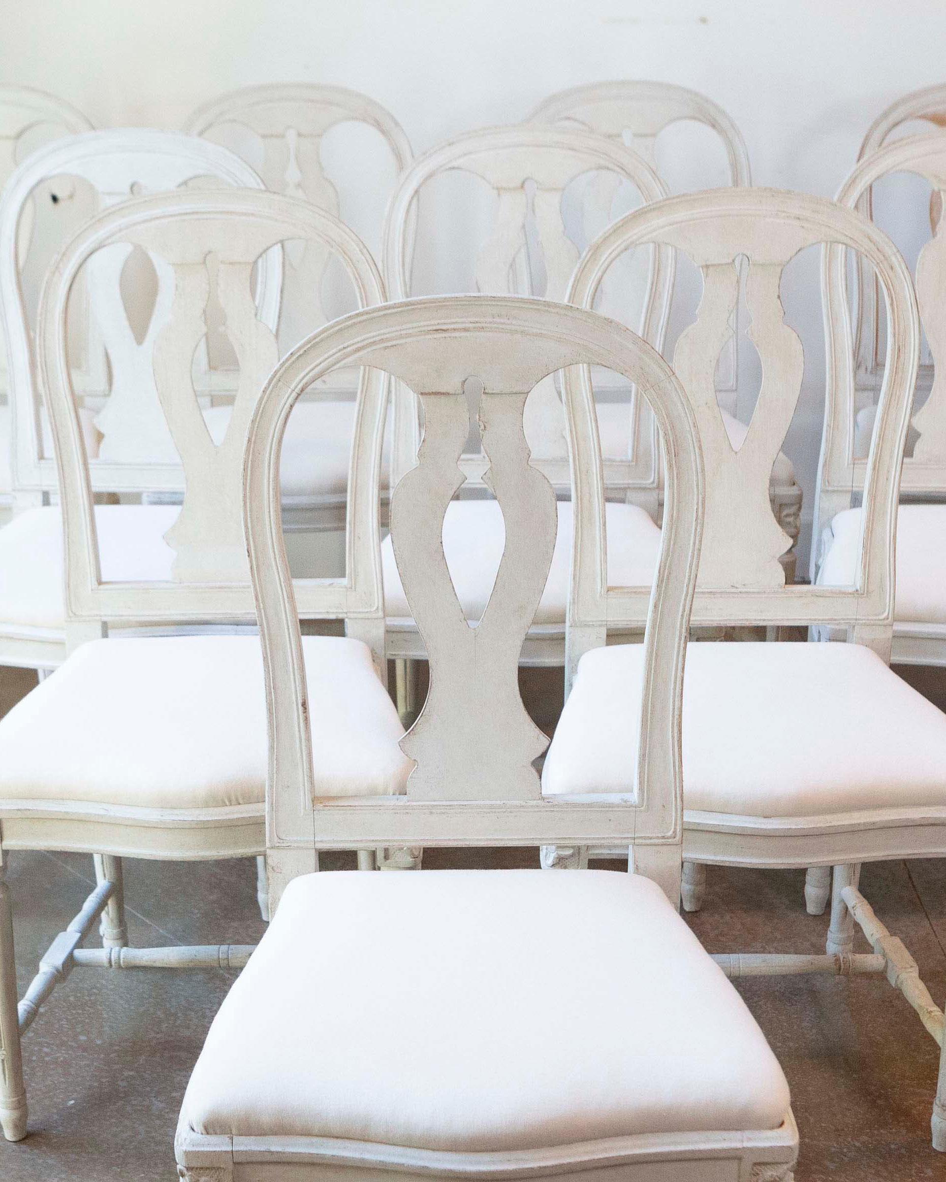 Ensemble de 6 chaises de salle à manger peintes suédoises avec éclisses et tapisserie sculptées en vente 1
