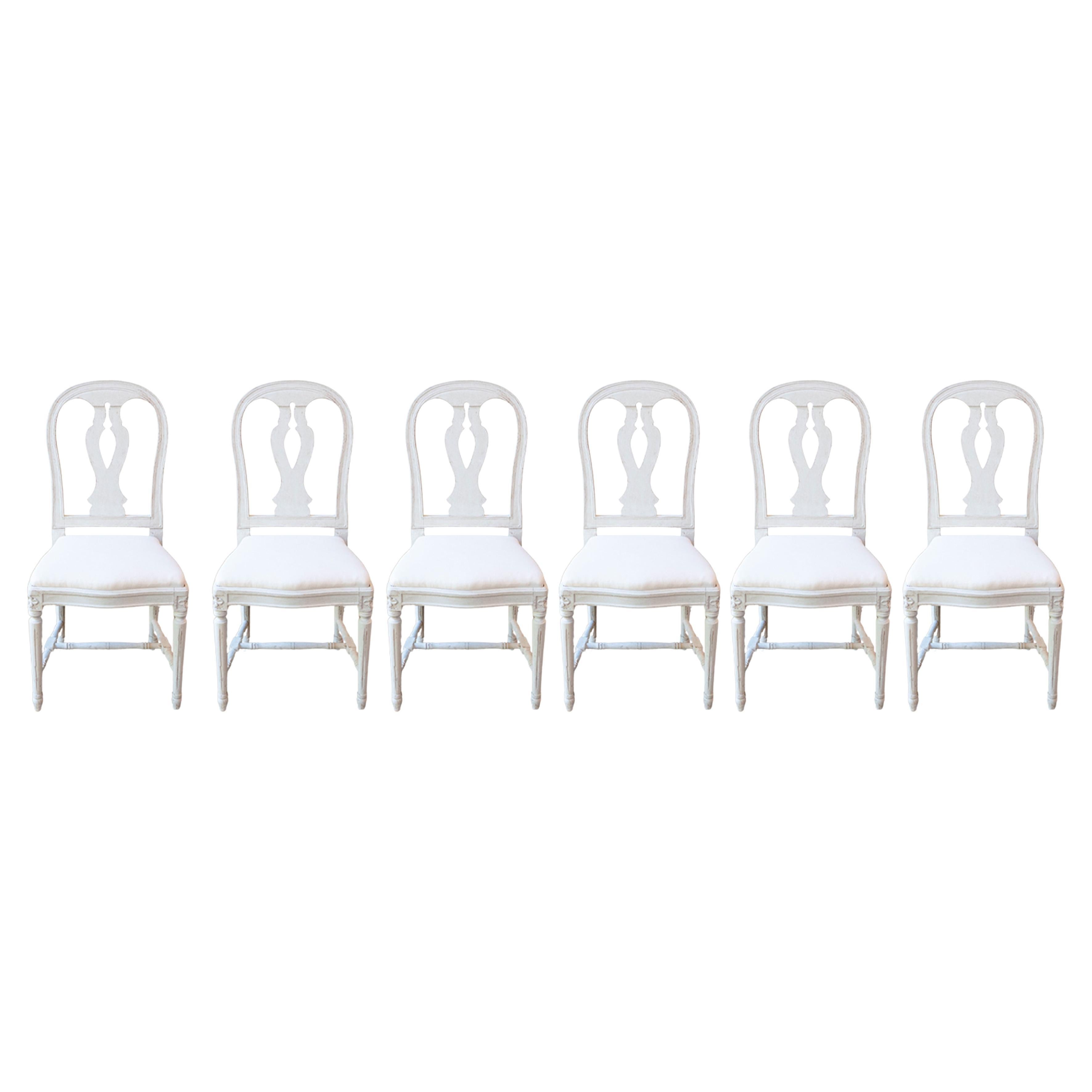 Ensemble de 6 chaises de salle à manger peintes suédoises avec éclisses et tapisserie sculptées en vente