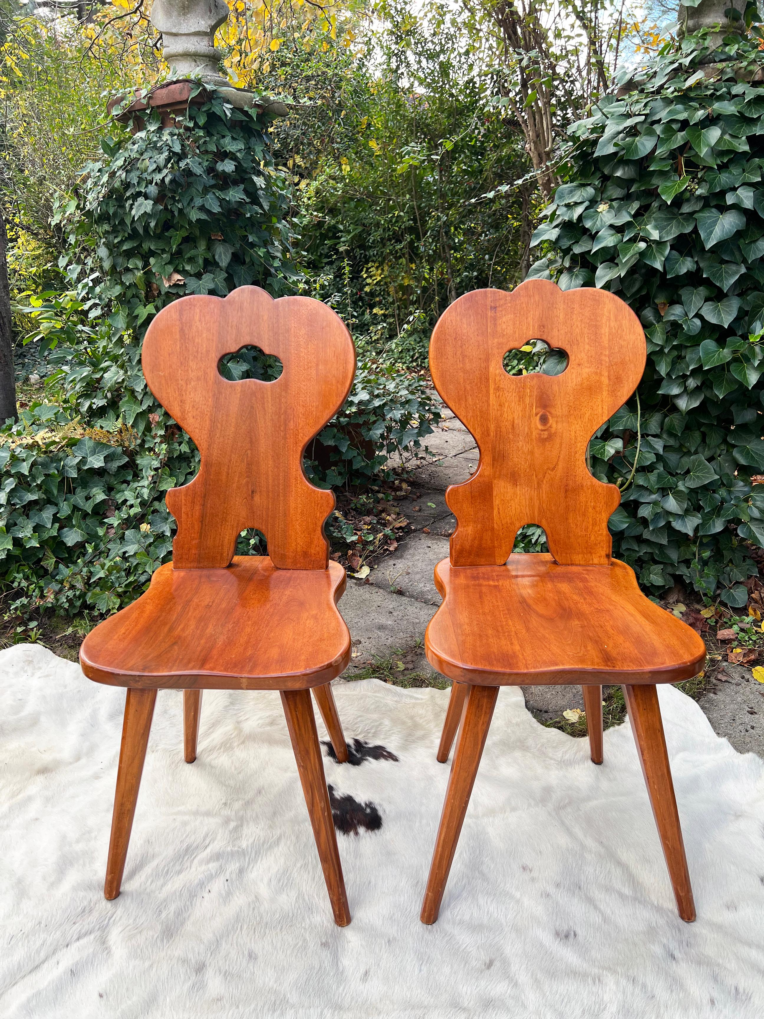 Ensemble de 6 chaises de salle à manger sculptées de ferme suisse, fabriquées à la main, Suisse, 6 pièces Bon état - En vente à Madison, WI