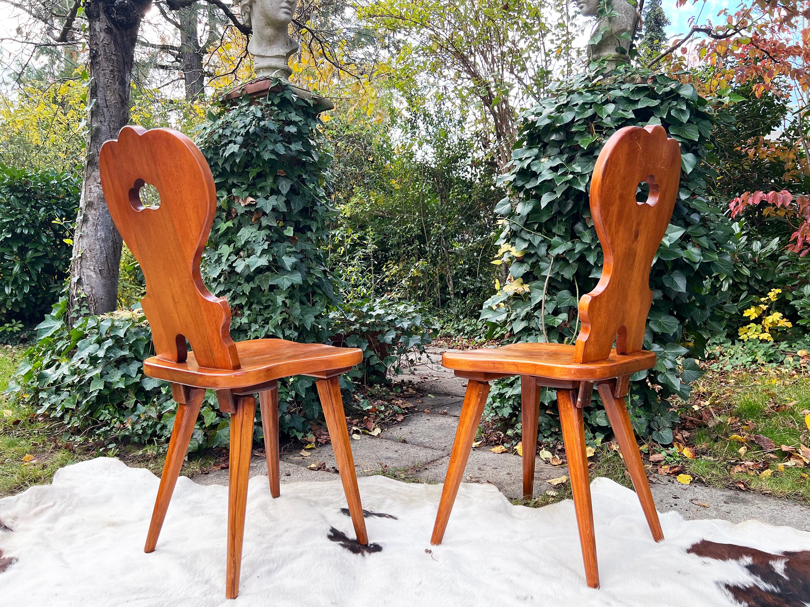 Noyer Ensemble de 6 chaises de salle à manger sculptées de ferme suisse, fabriquées à la main, Suisse, 6 pièces en vente