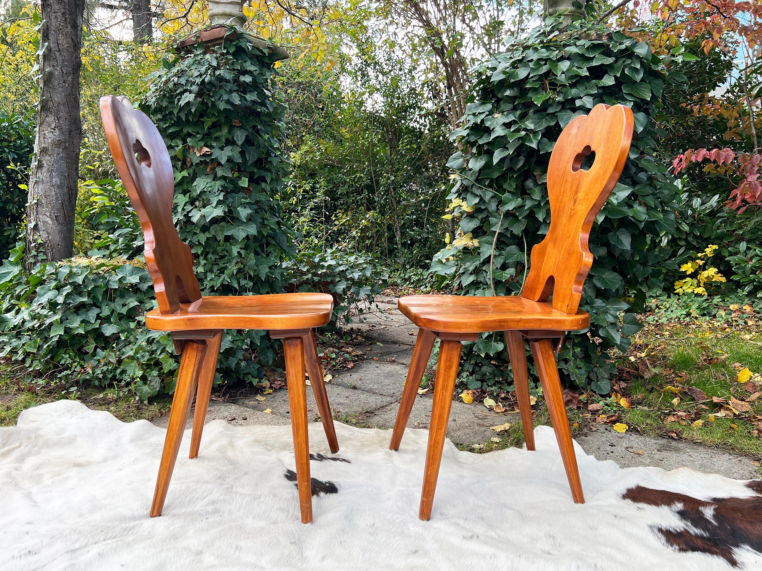 Ensemble de 6 chaises de salle à manger sculptées de ferme suisse, fabriquées à la main, Suisse, 6 pièces en vente 1