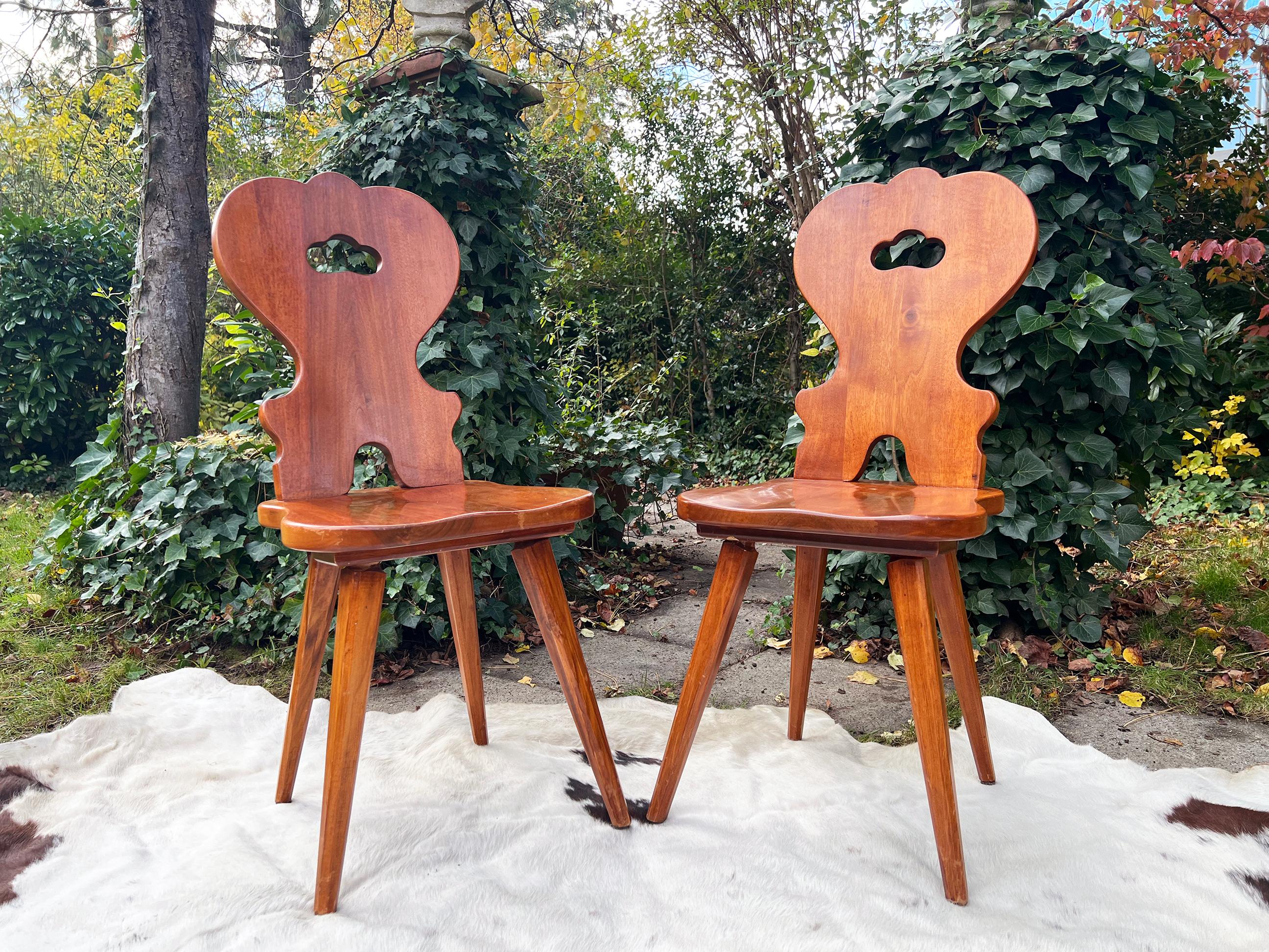 Ensemble de 6 chaises de salle à manger sculptées de ferme suisse, fabriquées à la main, Suisse, 6 pièces en vente 2