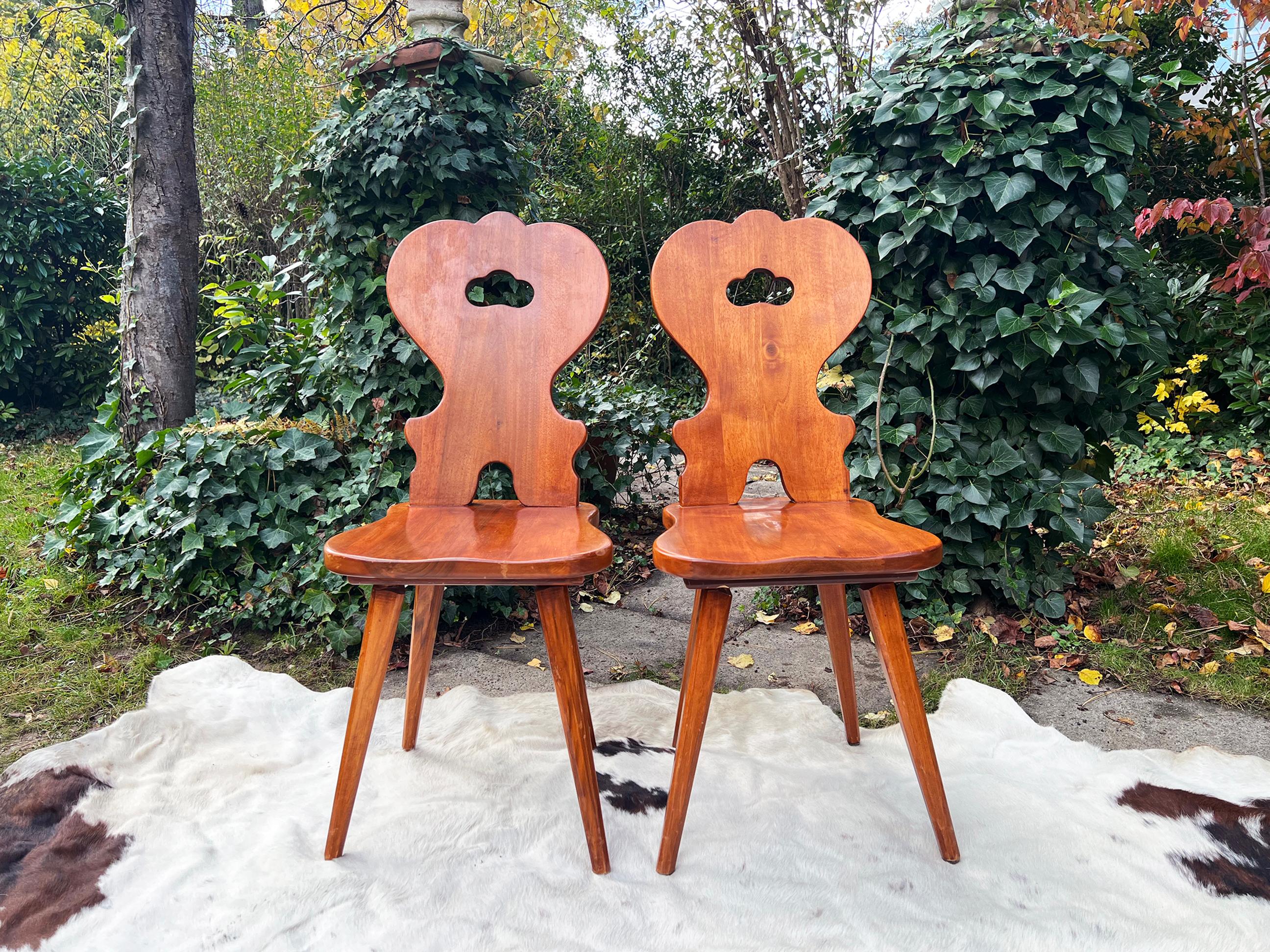Ensemble de 6 chaises de salle à manger sculptées de ferme suisse, fabriquées à la main, Suisse, 6 pièces en vente 3