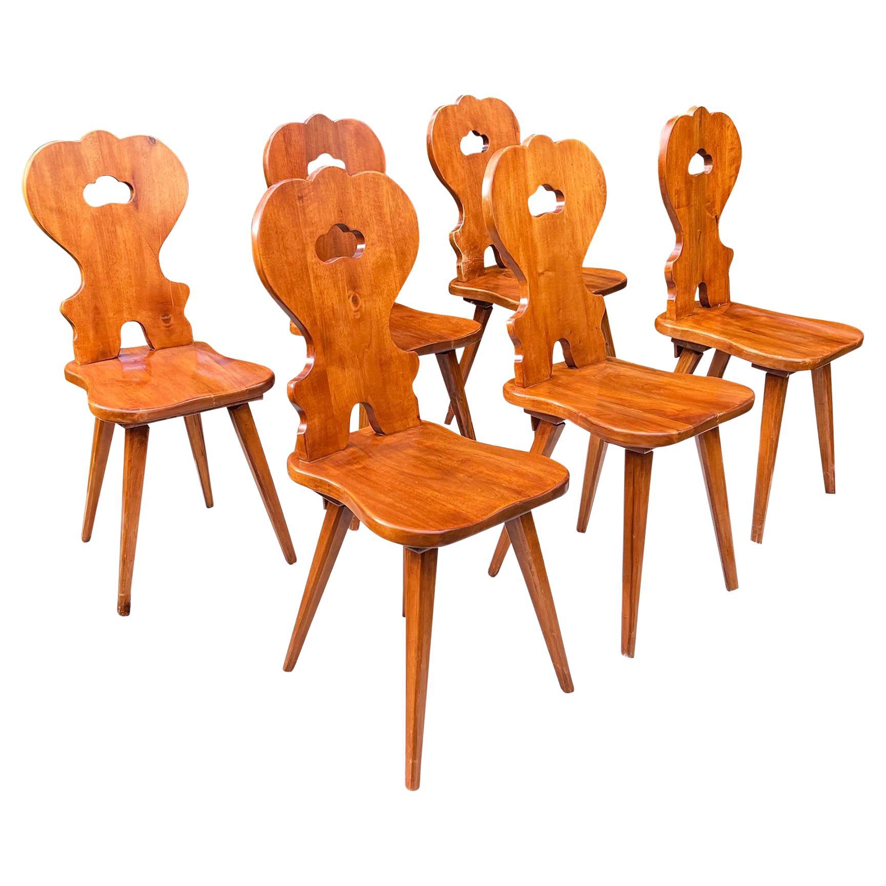 Satz von 6 handgefertigten, geschnitzten Esszimmerstühlen im Bauernhausstil, Schweiz
