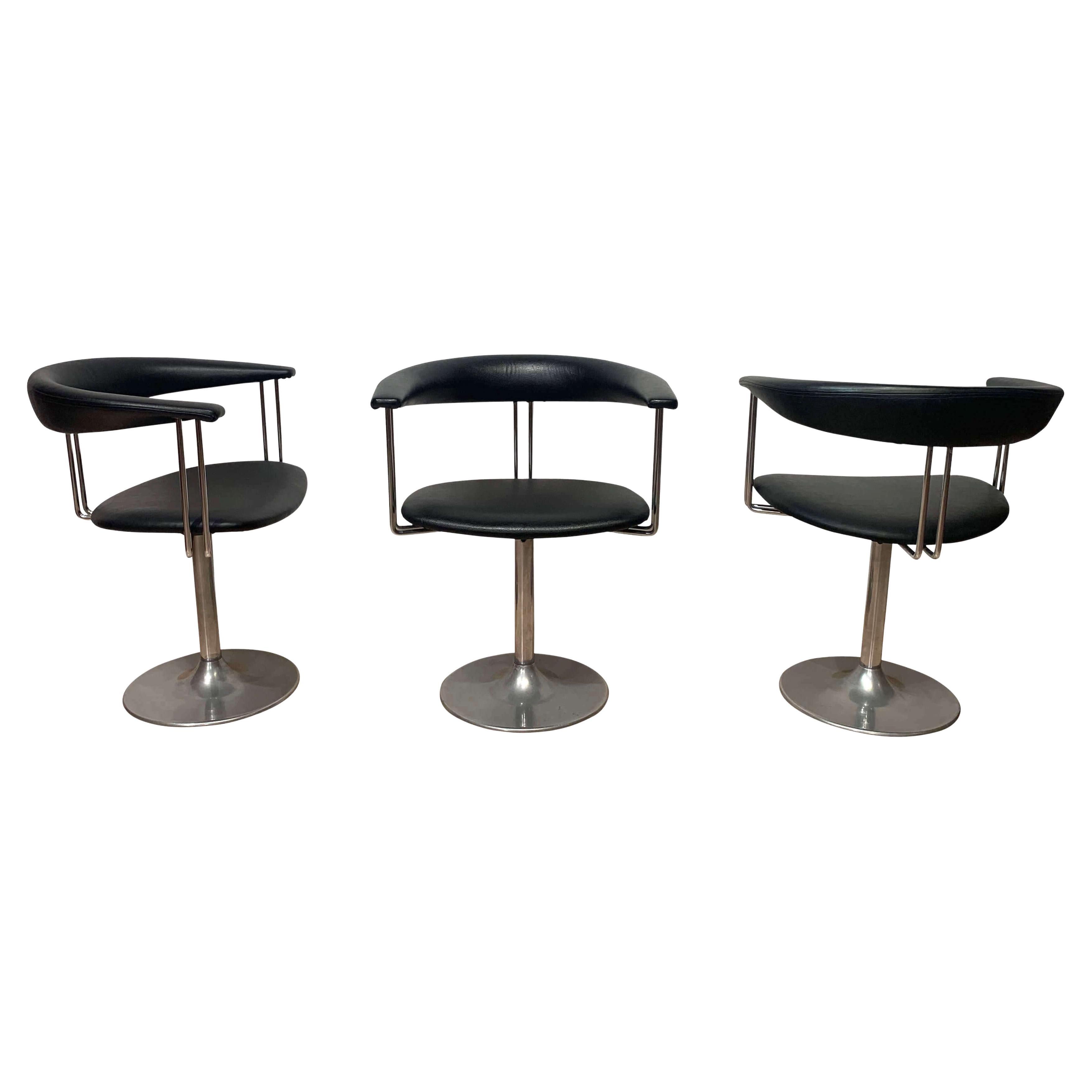 Set of 6 Swivel dining room armchairs from the Netherlands, circa 1970s. 

Black leather over metal frame. Fully rotating 360 degrees. Cushioned with curved backrest.
The manufacturer is probably Artifort, unmarked.

Dimensions: 
H 72 cm, W 60 cm, D