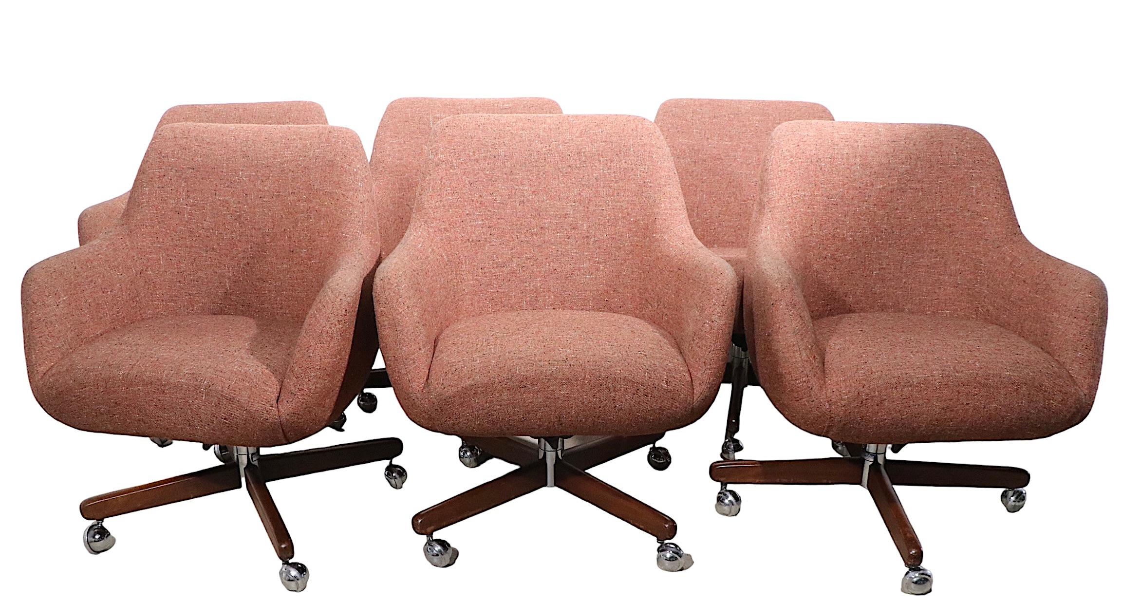 Set of 6 Swivel Tilt Office Desk Dining Chairs After Saarinen C. 1970s In Good Condition For Sale In New York, NY