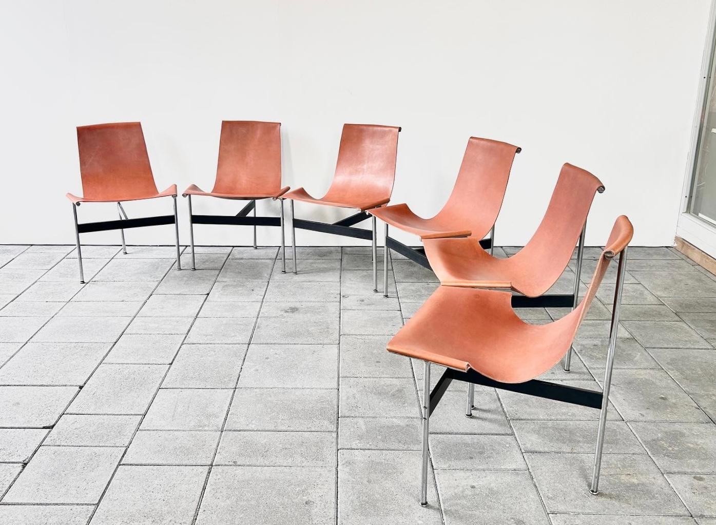 Ensemble de 6 chaises AT&T conçues par William Katavolos, Ross Litell et David Kelley au début des années 1950.


Pratiquement aucune autre chaise ne conjugue une forme particulière comparable à celle de la chaise AT&T : Des pieds en T, assemblés