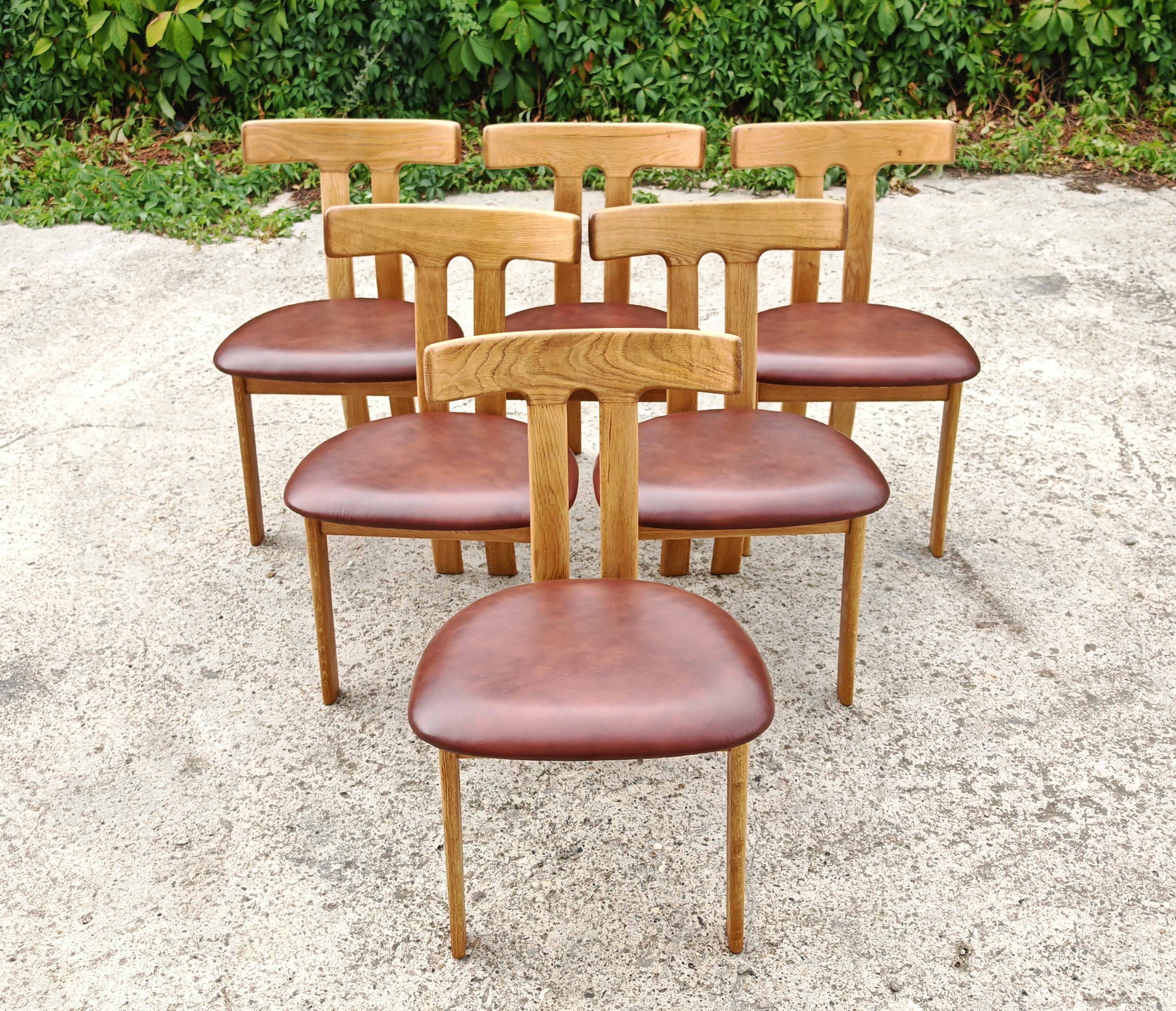 In diesem Angebot finden Sie einen Satz von 6 Mid Century Modern Esszimmerstühlen, entworfen von Ole Wanscher für Carl Hansen. Das Modell des Stuhls heißt T-chair und wird in leicht veränderter Form immer noch produziert. Die Stühle sind aus