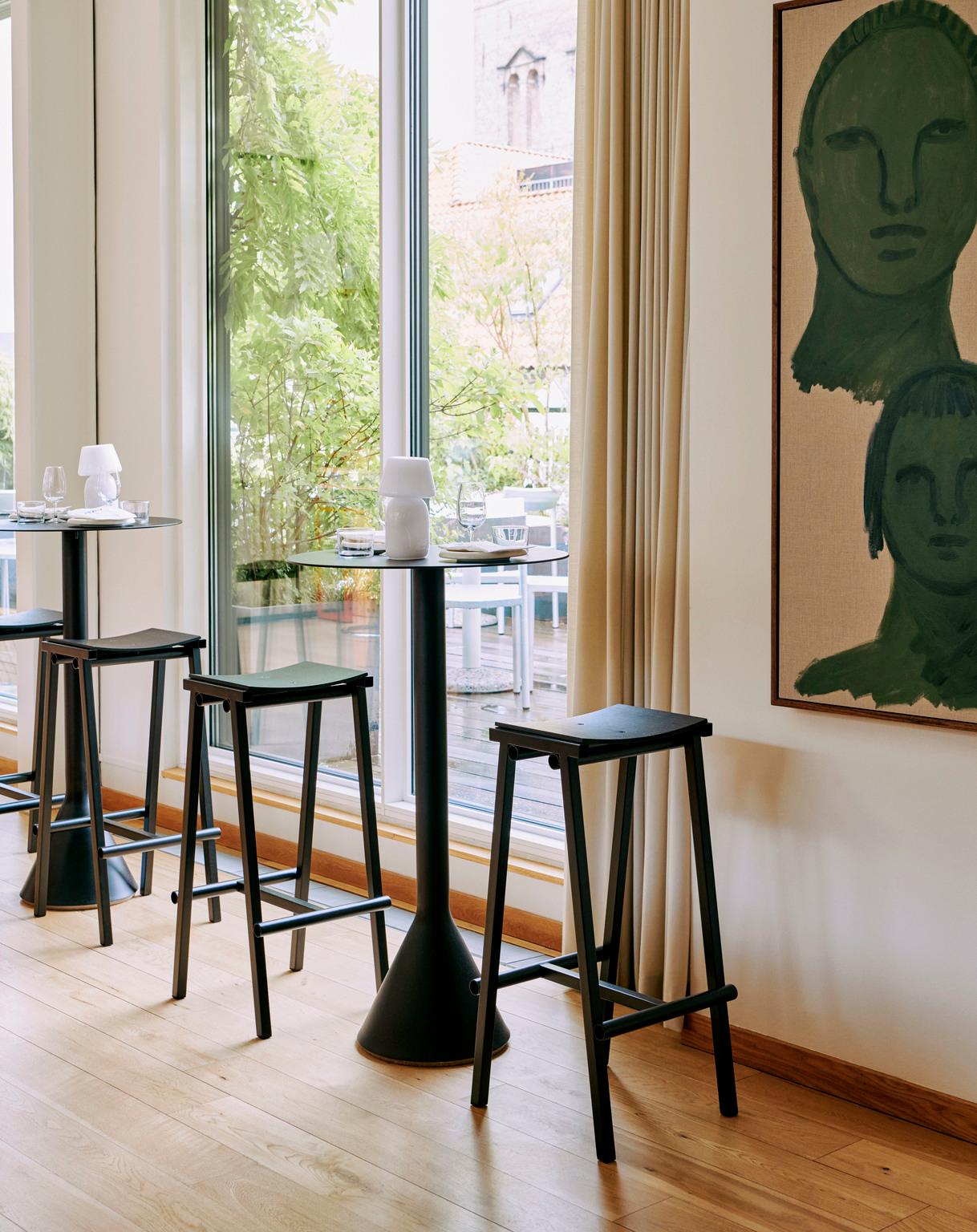 Diseñado por el español Marc Morro, el taburete de bar Taburete 8 utiliza un lenguaje de diseño directo para crear un taburete de bar funcional y robusto, con una expresión distinta pero minimalista. Tanto el asiento curvado de madera contrachapada