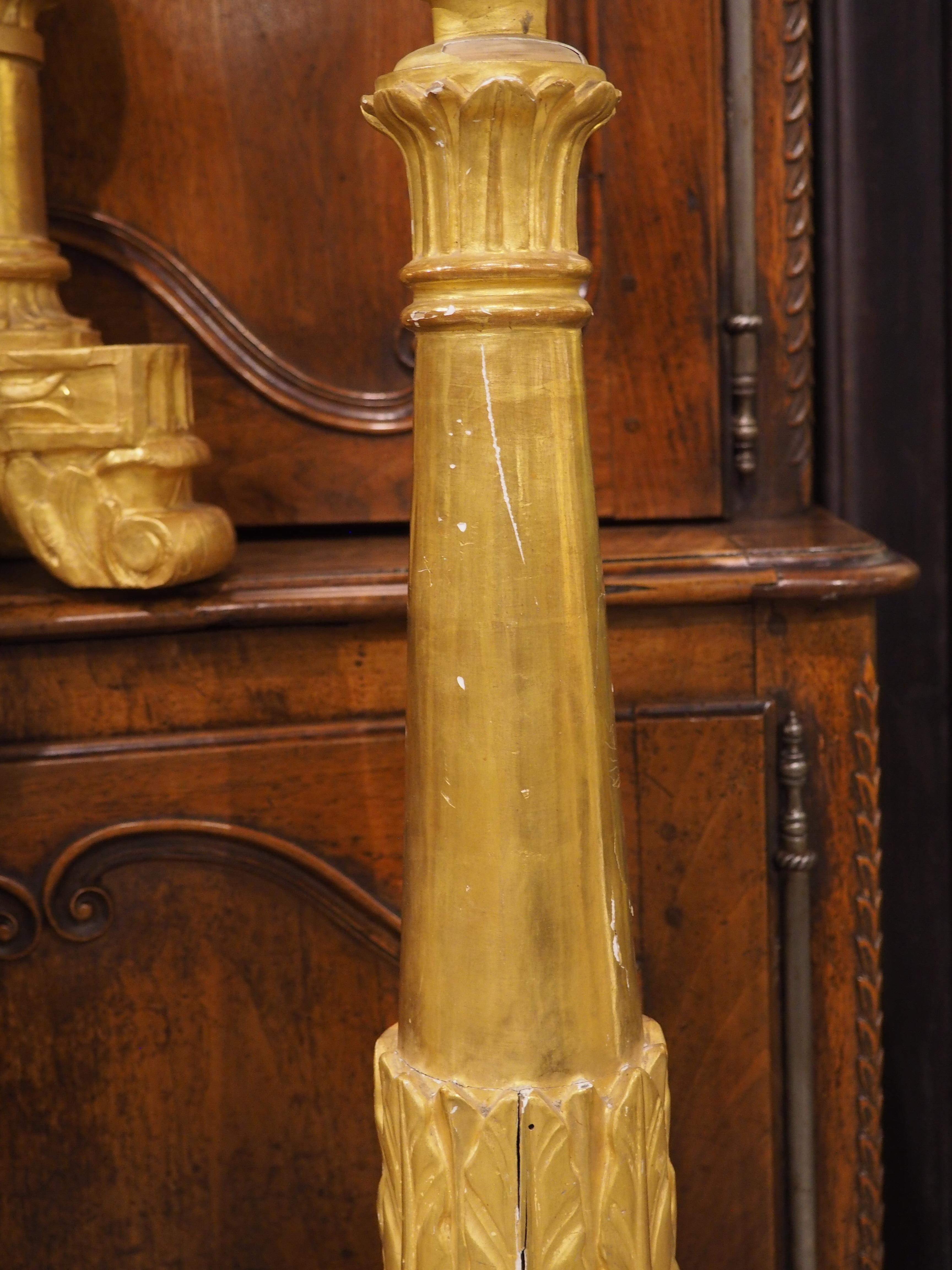 Ensemble de 6 grands chandeliers d'autel anciens en bois doré d'Italie, Circa 1810, H-46 en vente 3