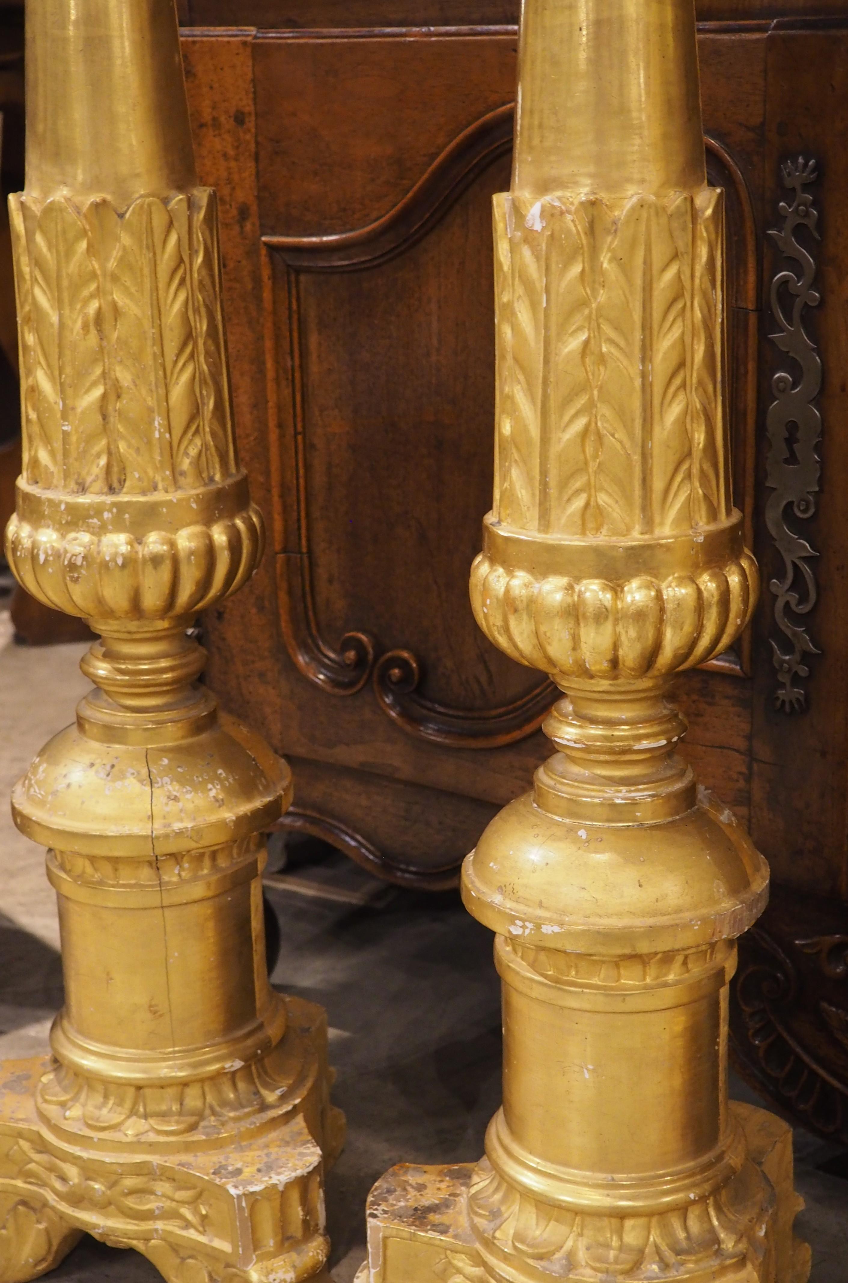 Ensemble de 6 grands chandeliers d'autel anciens en bois doré d'Italie, Circa 1810, H-46 en vente 4