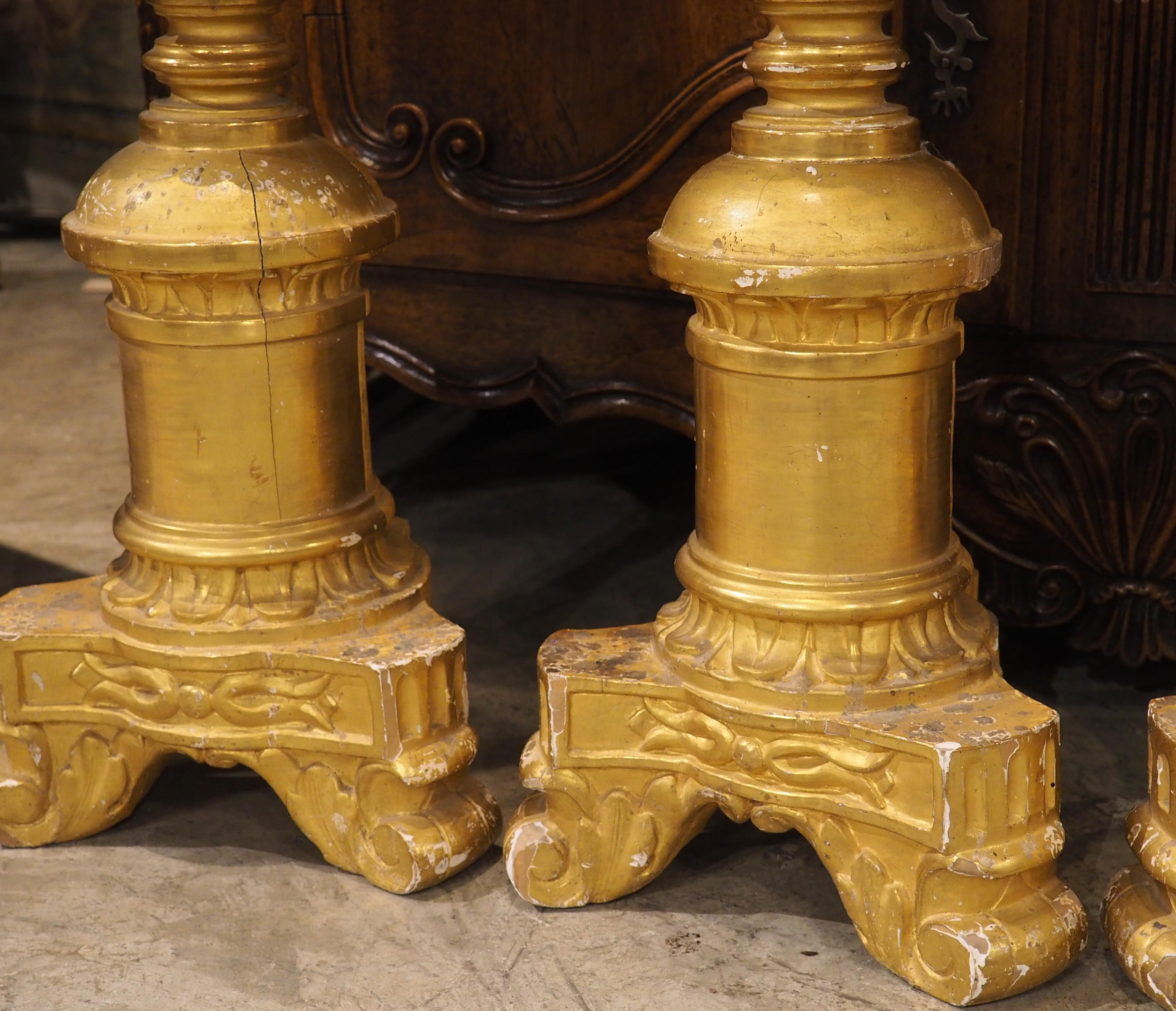 Ensemble de 6 grands chandeliers d'autel anciens en bois doré d'Italie, Circa 1810, H-46 en vente 6