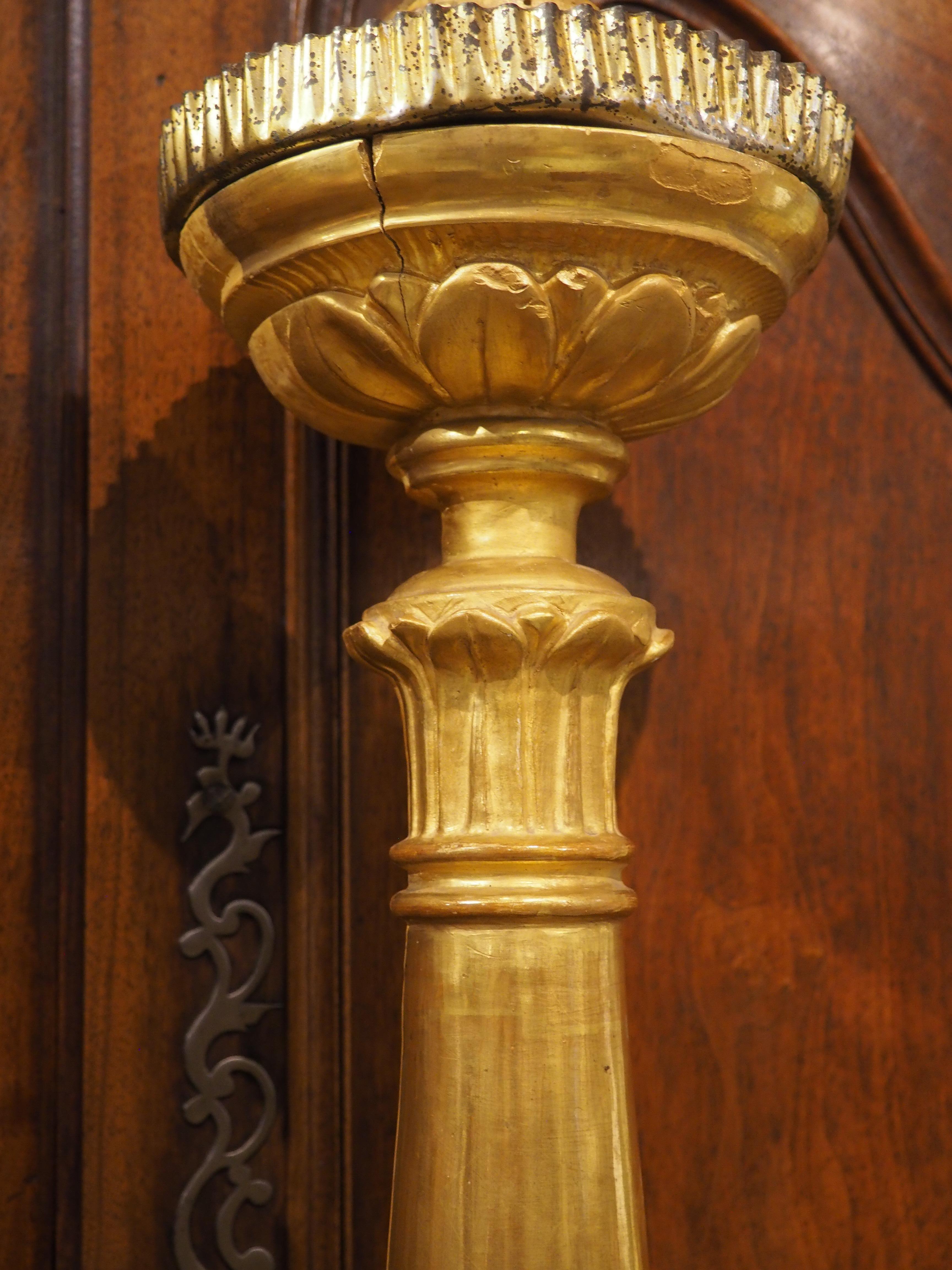 Plus d'informations bientôt...

D'une hauteur de près de quatre pieds, cet ensemble de six chandeliers en bois doré aurait été placé sur un autel italien vers 1810.  Les chandeliers majestueux sont dorés sur les faces avant et peints en or au verso.