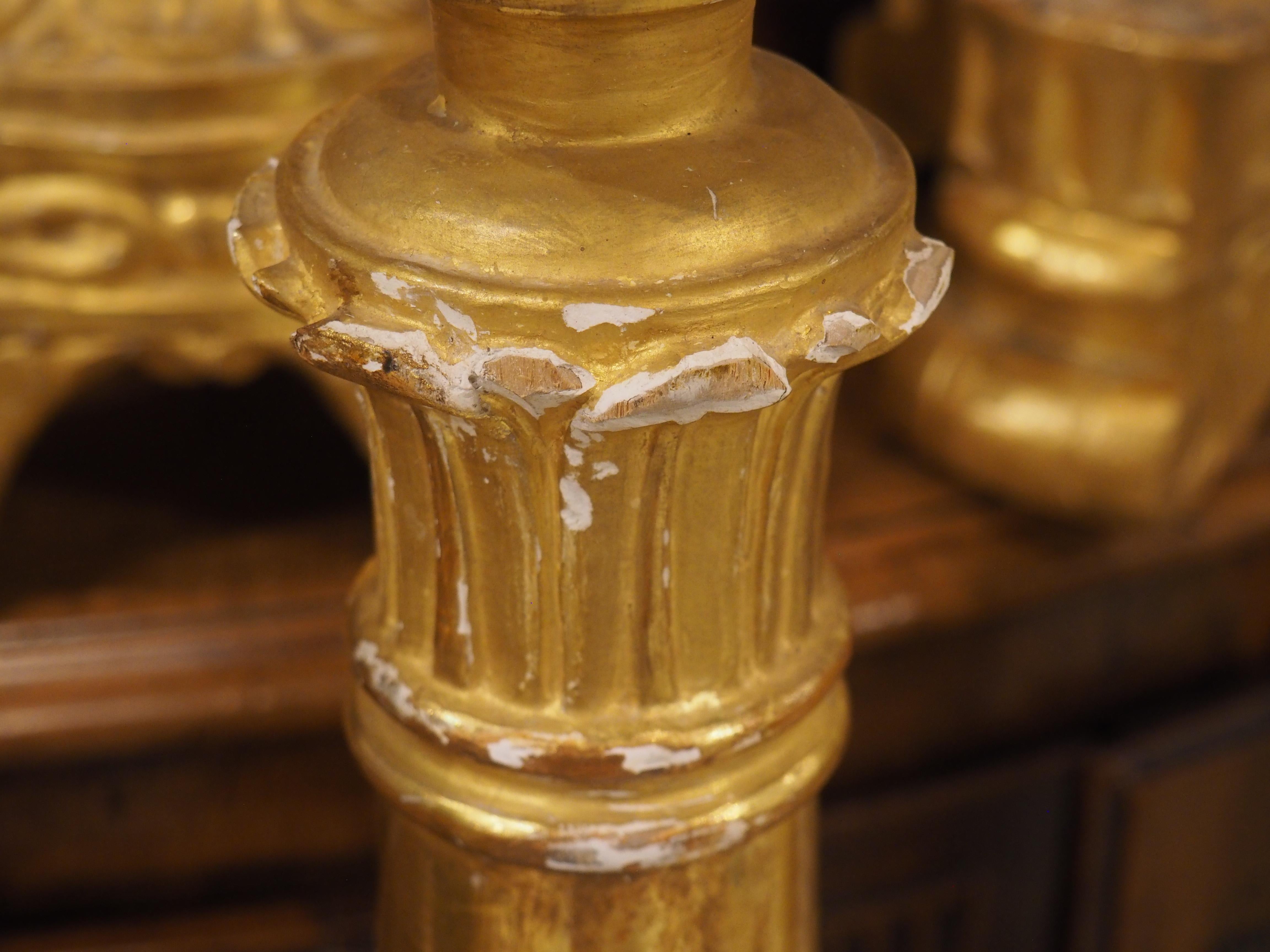 Ensemble de 6 grands chandeliers d'autel anciens en bois doré d'Italie, Circa 1810, H-46 en vente 13