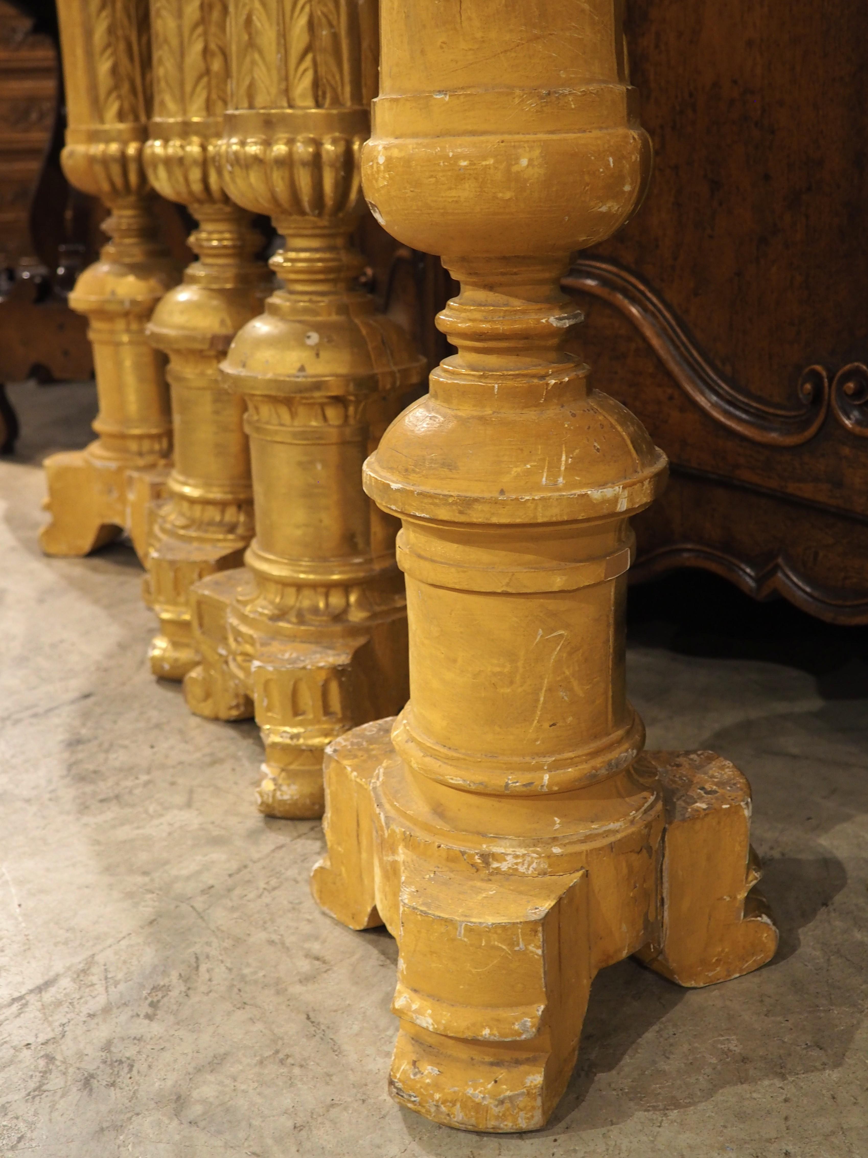 italien Ensemble de 6 grands chandeliers d'autel anciens en bois doré d'Italie, Circa 1810, H-46 en vente