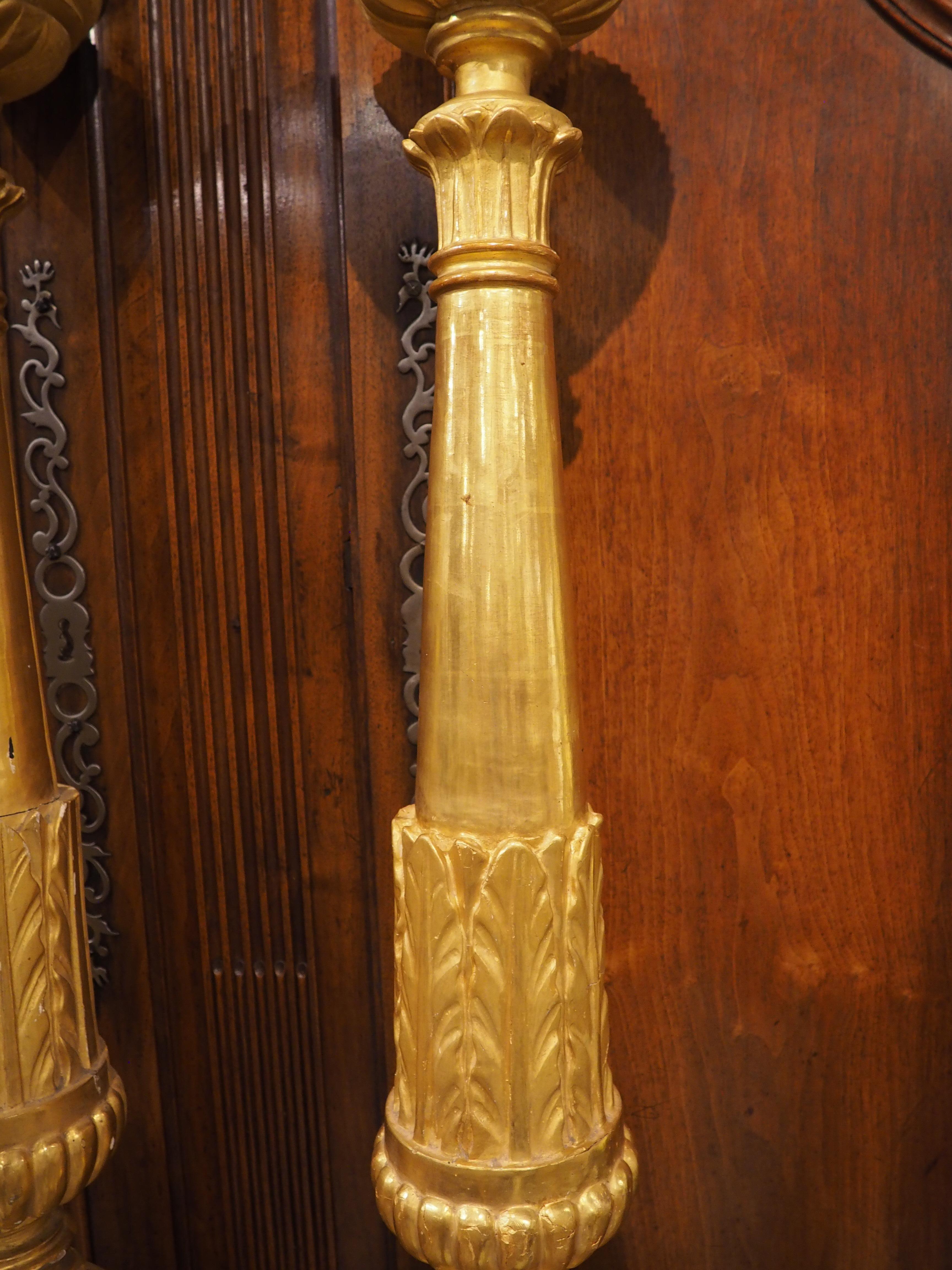 Ensemble de 6 grands chandeliers d'autel anciens en bois doré d'Italie, Circa 1810, H-46 Bon état - En vente à Dallas, TX