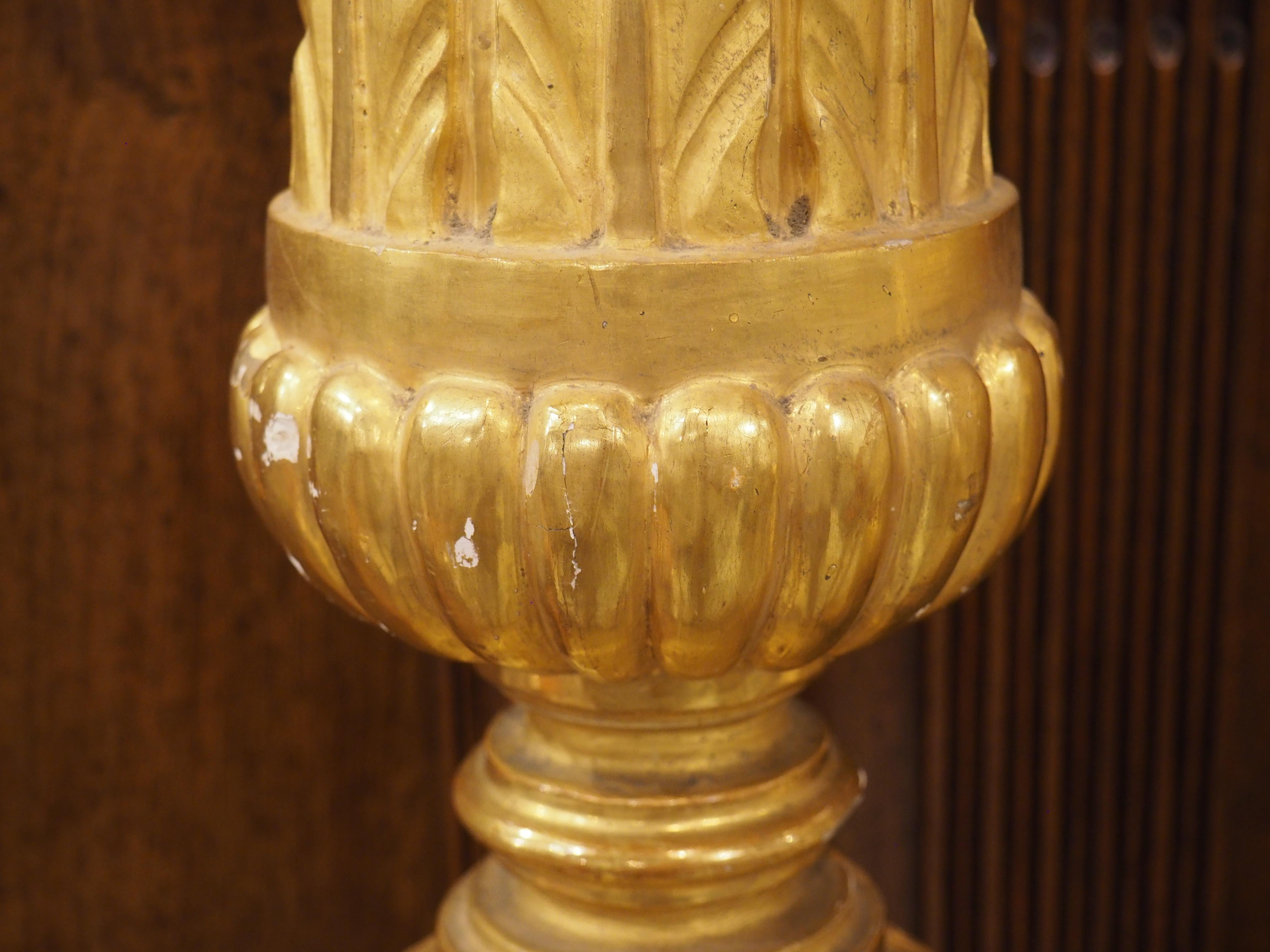 XIXe siècle Ensemble de 6 grands chandeliers d'autel anciens en bois doré d'Italie, Circa 1810, H-46 en vente