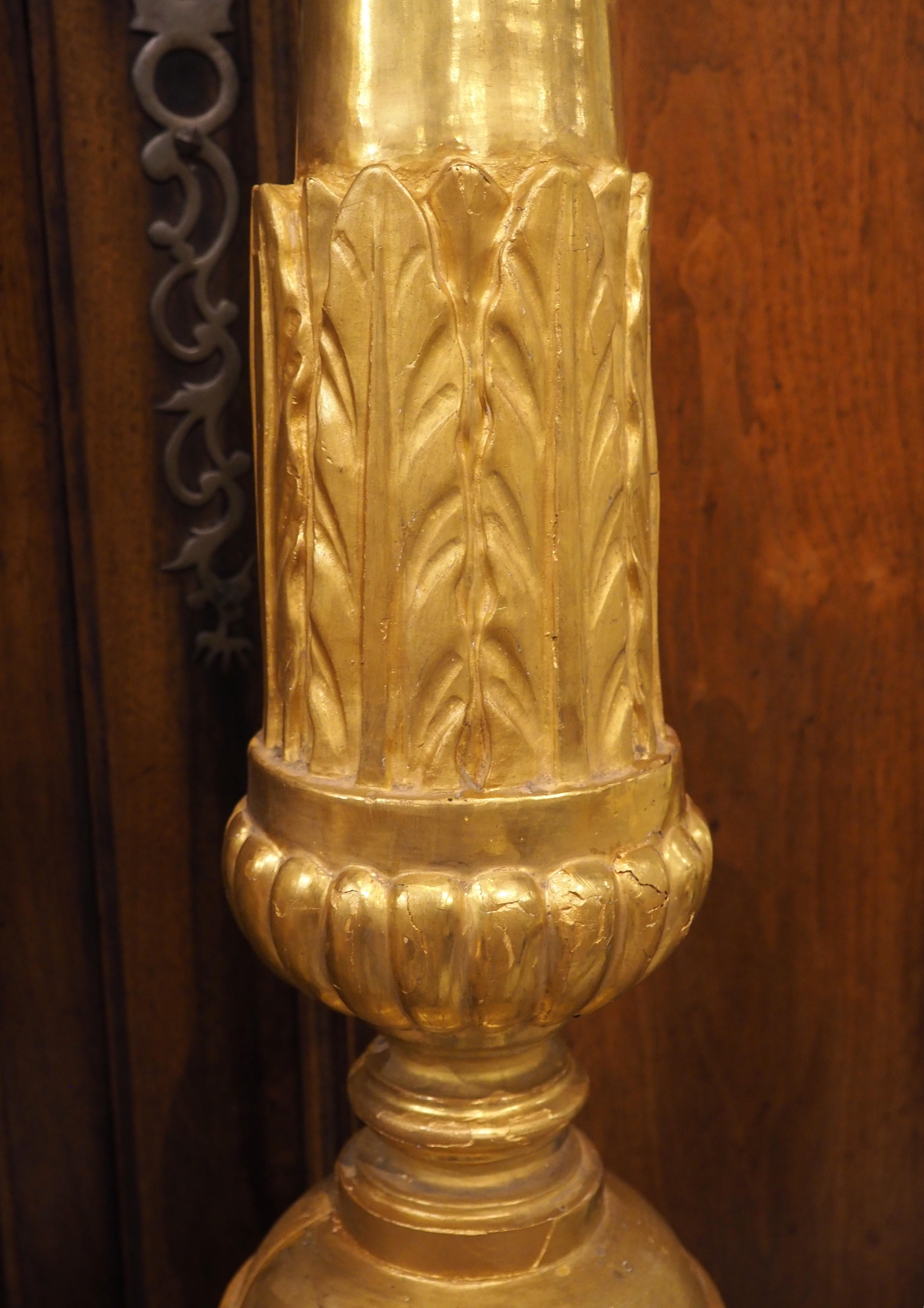 Bois Ensemble de 6 grands chandeliers d'autel anciens en bois doré d'Italie, Circa 1810, H-46 en vente