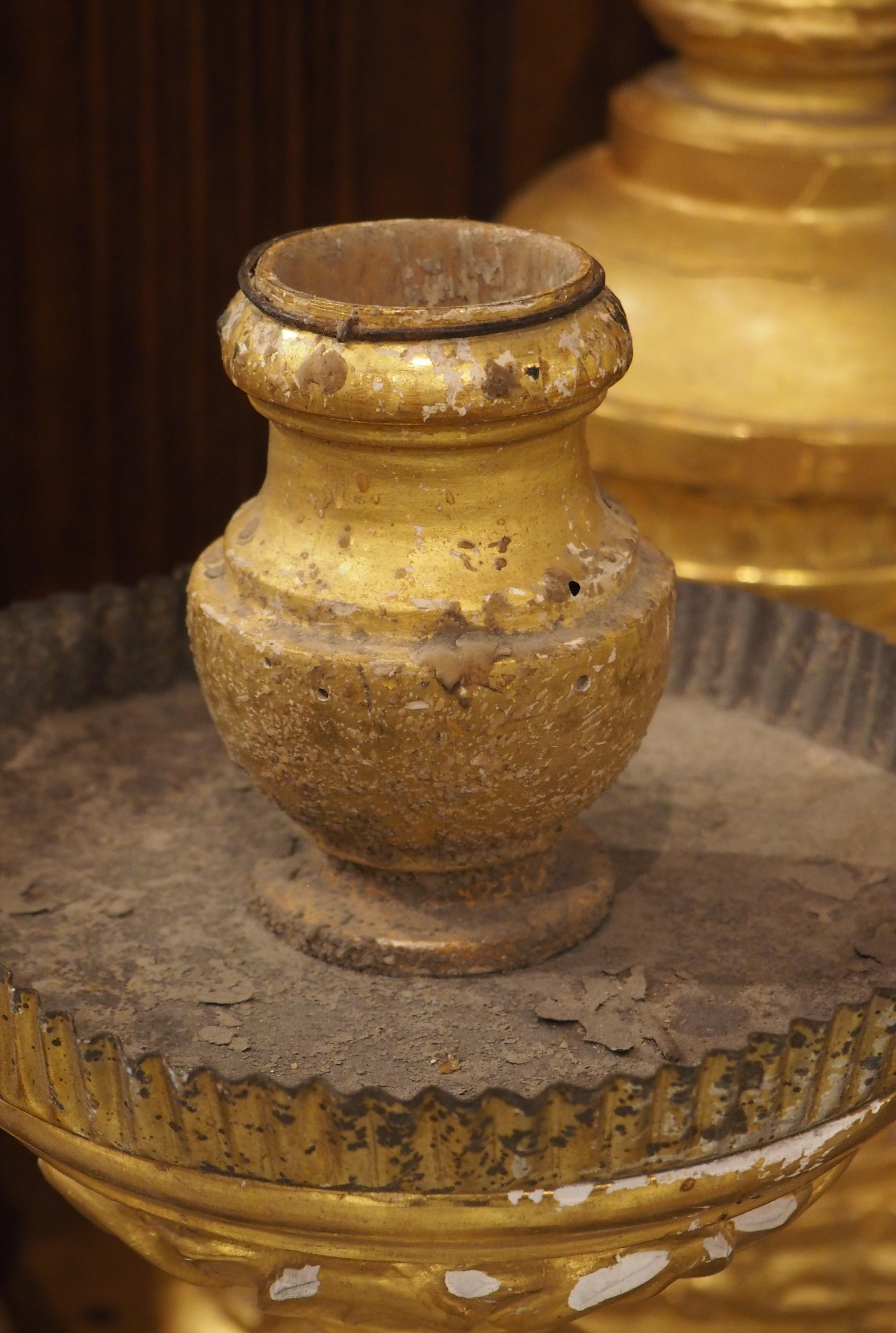 Ensemble de 6 grands chandeliers d'autel anciens en bois doré d'Italie, Circa 1810, H-46 en vente 1