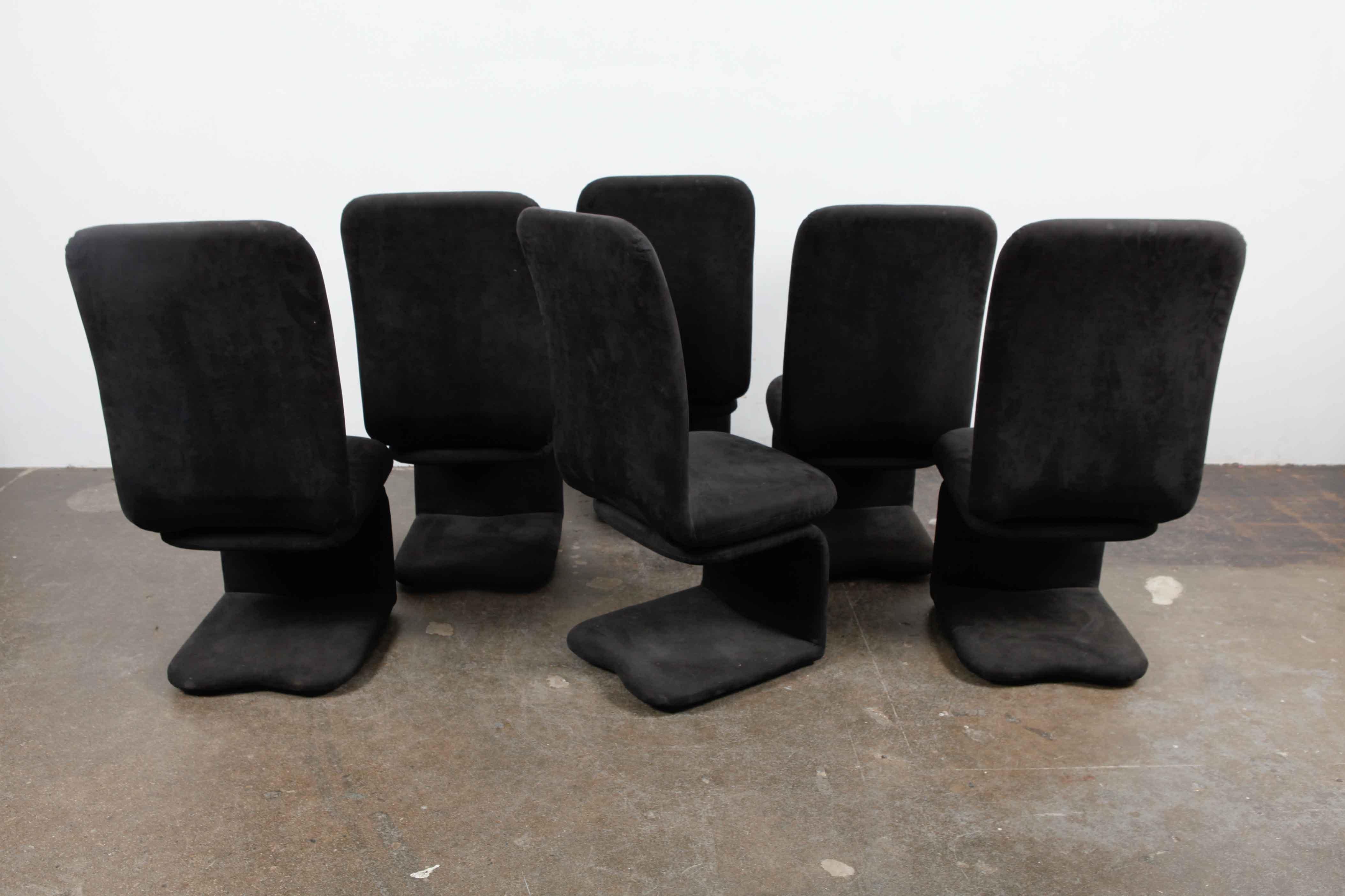 Set of 6 tall back 1980s dining chairs that are unique in that the seats swivel and the chairs are on wheels, produced by Carson, USA, in original dark gray and black ultrasuede.