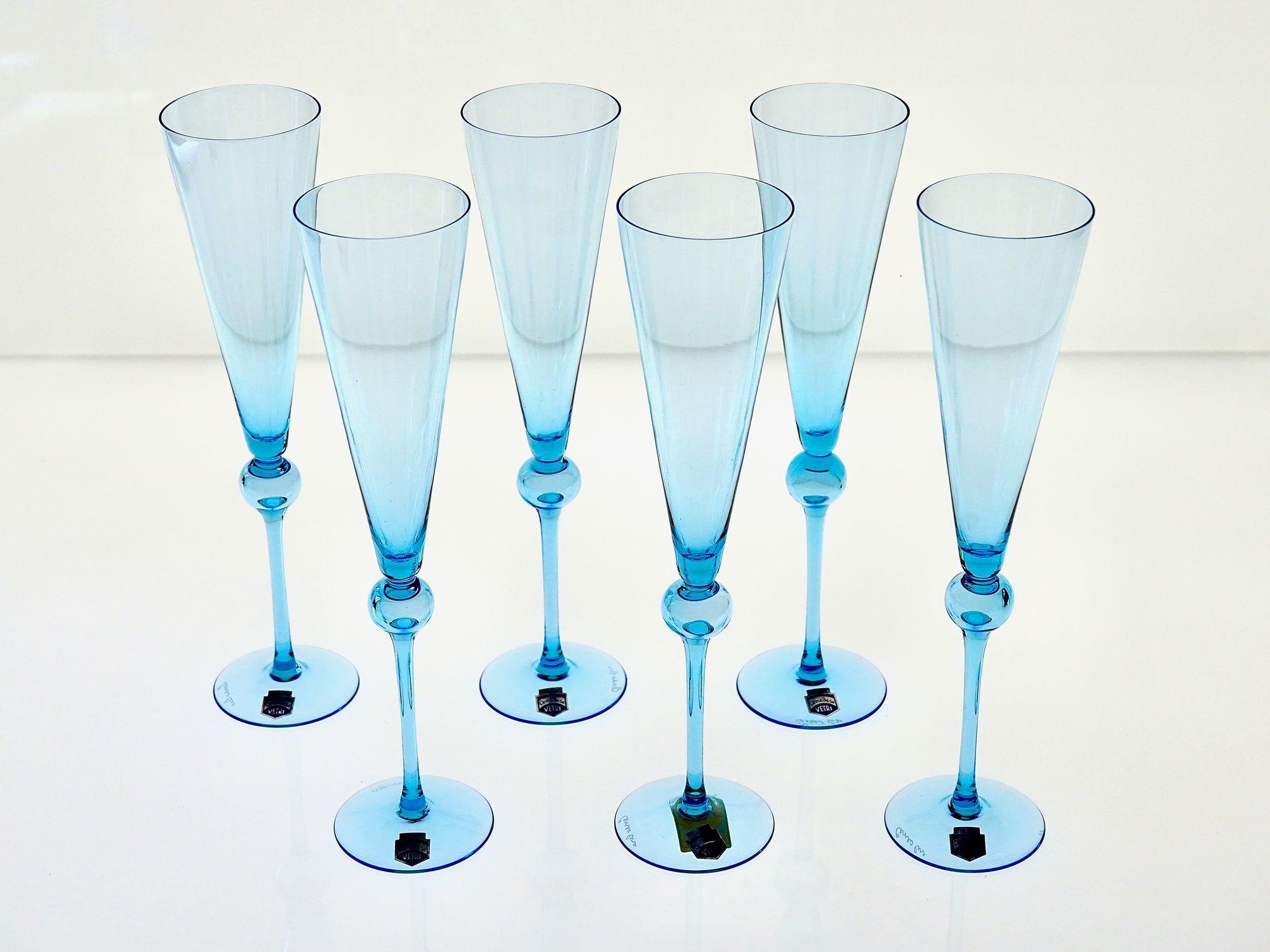 Dies ist ein komplettes und seltenes Set von sechs Murano-Glasflöten, die in den 1950er Jahren von dem berühmten Glasmacher Amelio Cenedese handgefertigt wurden.

Jede Flöte ist in einem zarten Aquamarin-Ton gefertigt, vom Künstler signiert und