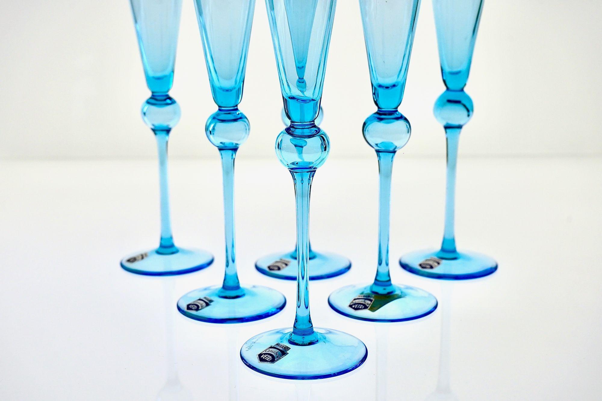 Satz von 6 hohen Flöten, Murano-Glas, signiert Cenedese in zartem Aquamarin-Glas. (20. Jahrhundert) im Angebot