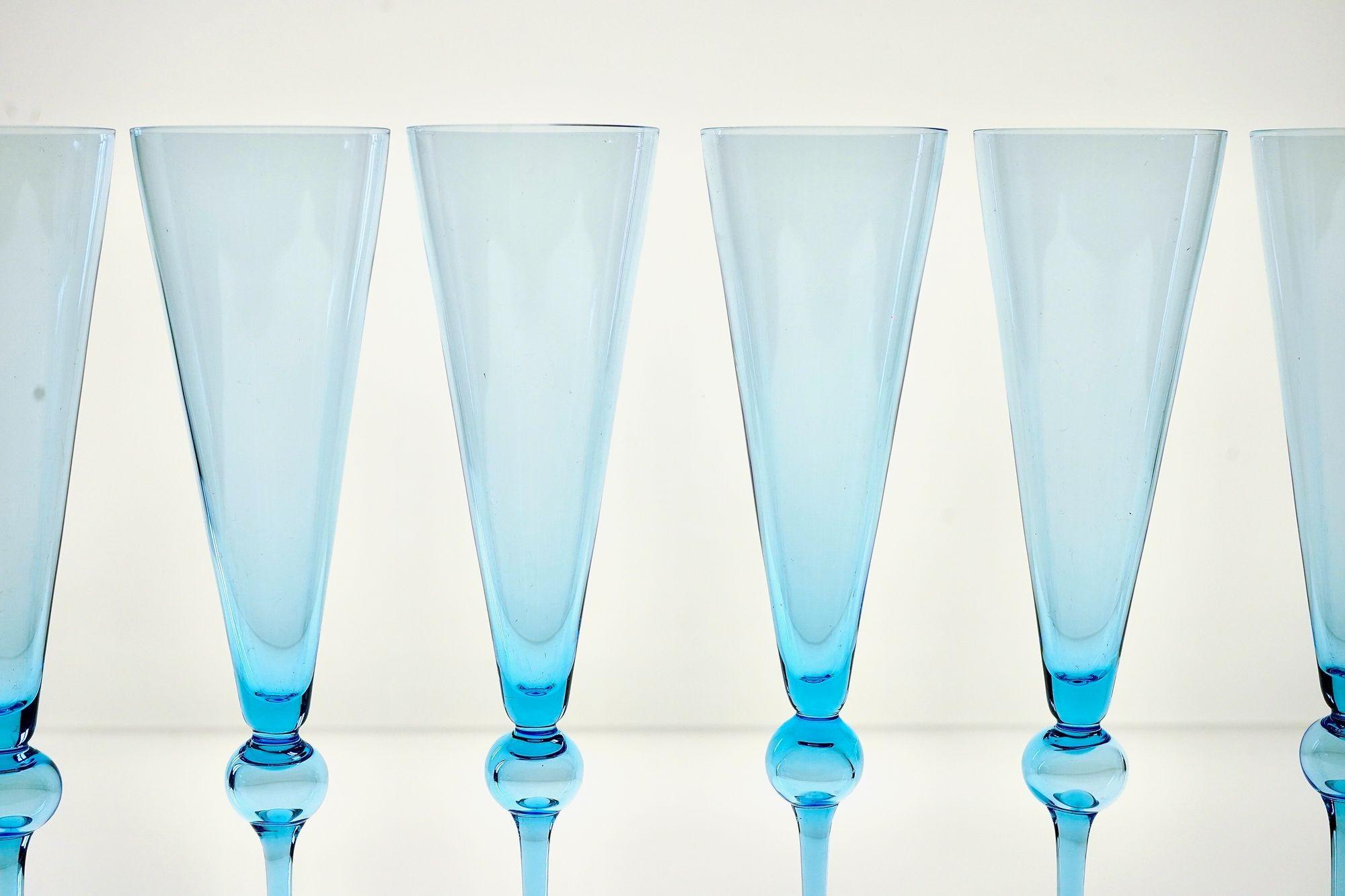 Satz von 6 hohen Flöten, Murano-Glas, signiert Cenedese in zartem Aquamarin-Glas. (Glaskunst) im Angebot