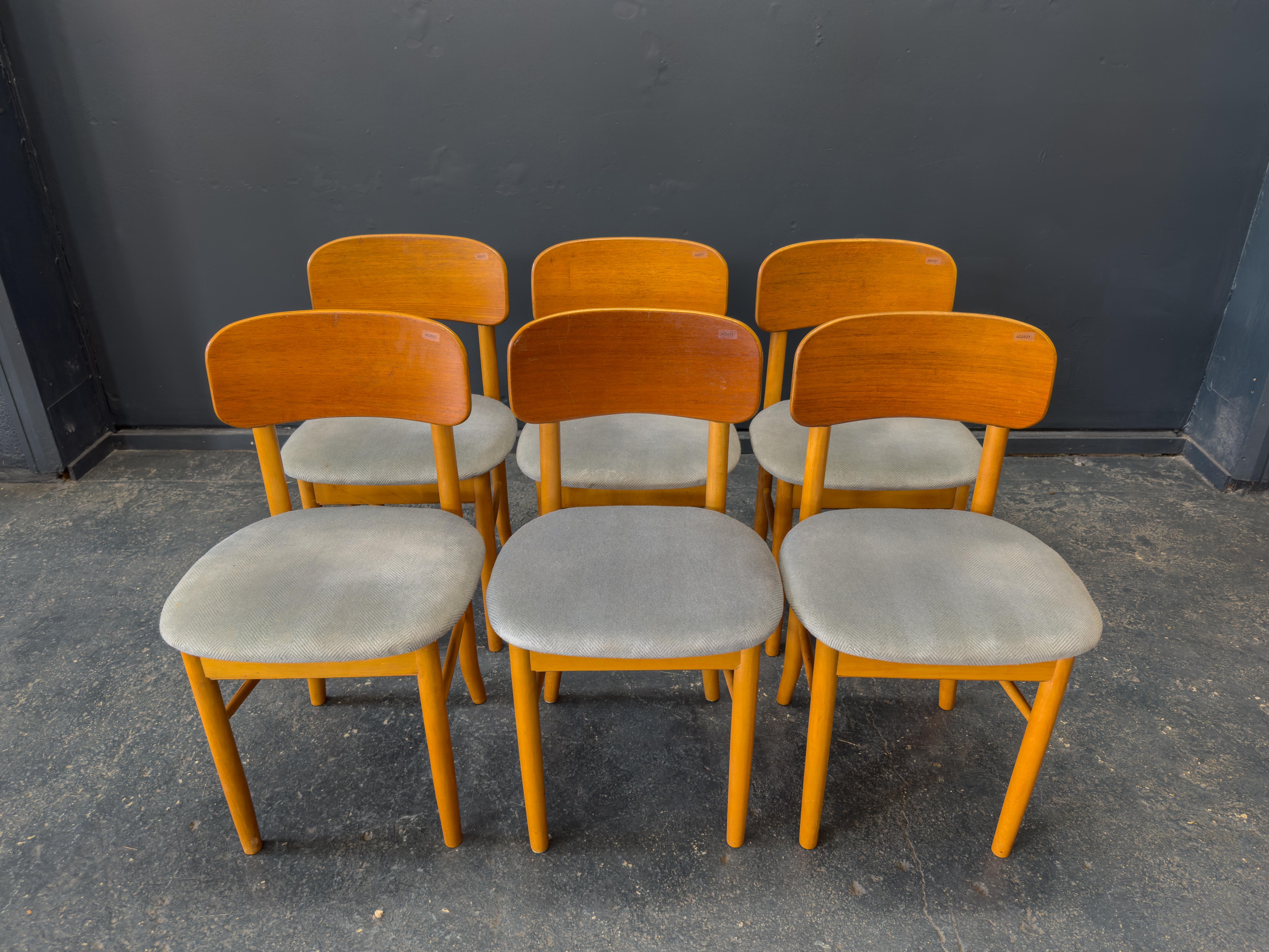 Cet élégant ensemble de chaises de salle à manger en teck met en valeur le charme sobre du design scandinave du milieu du siècle. Avec des dossiers doucement arrondis fabriqués en teck aux tons riches, les chaises offrent à la fois confort et