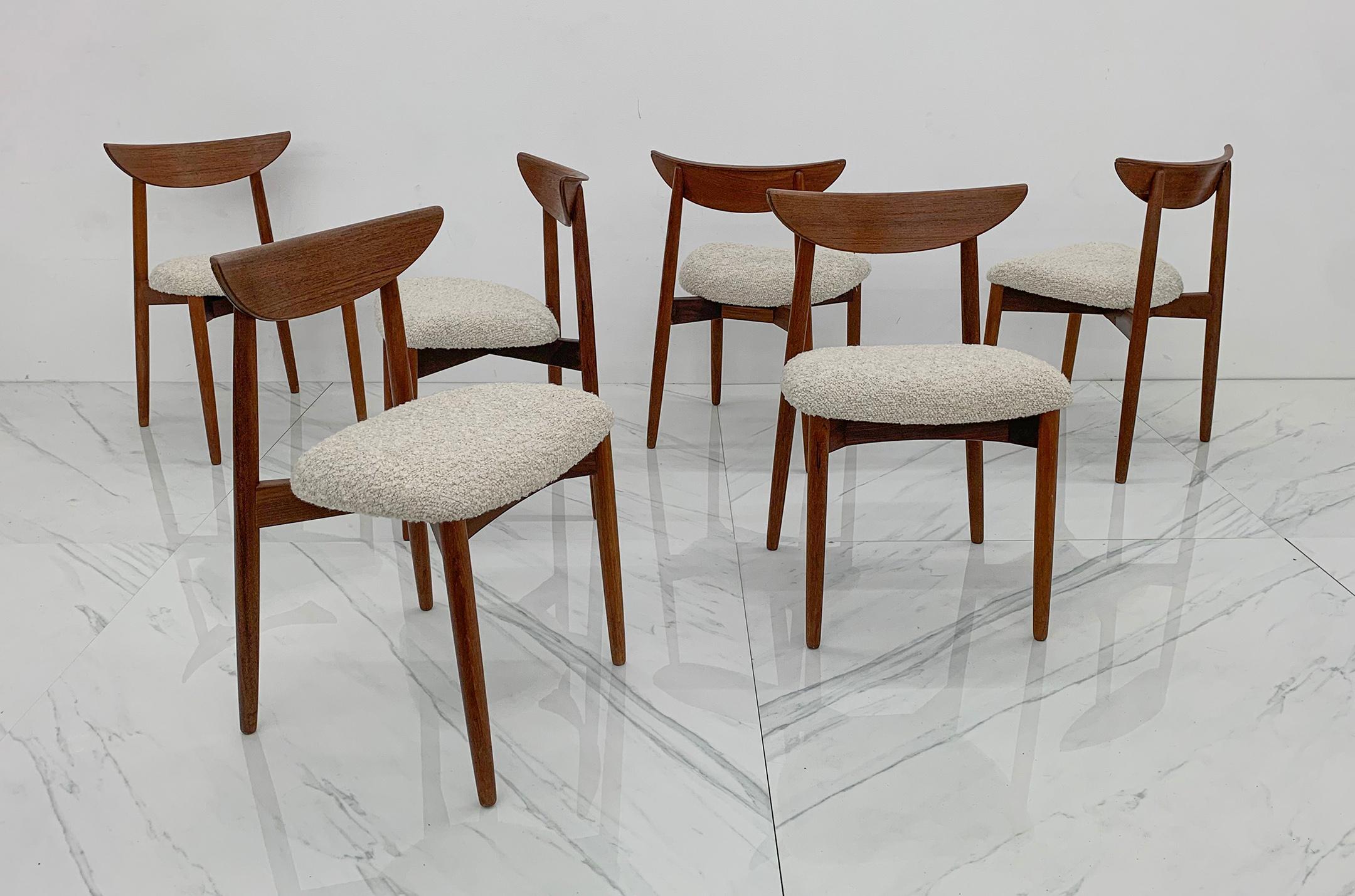 This set of 6 teak dining chairs designed by Harry Ostergaard for Randers Mobelfabrik is simply striking! Warm golden patinated and sculpted teak wood with fresh new cushioning and fine Belgian boucle in a nice oatmeal color. This set is timeless,