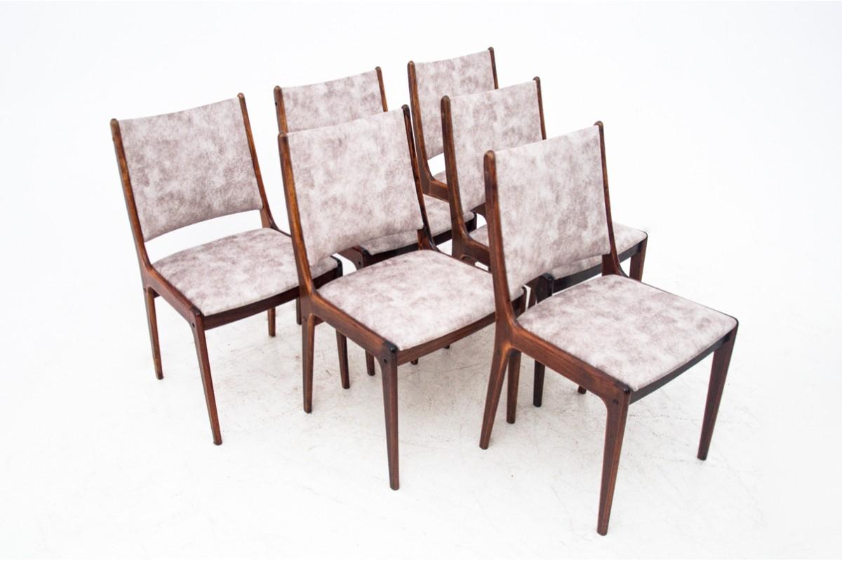 Un ensemble de 6 chaises de salle à manger en bois de teck, les sièges et les dossiers ont un nouveau tissu.

Les chaises ont été produites au Danemark dans les années 1960. L'autocollant original est conservé.

Les chaises sont en très bon