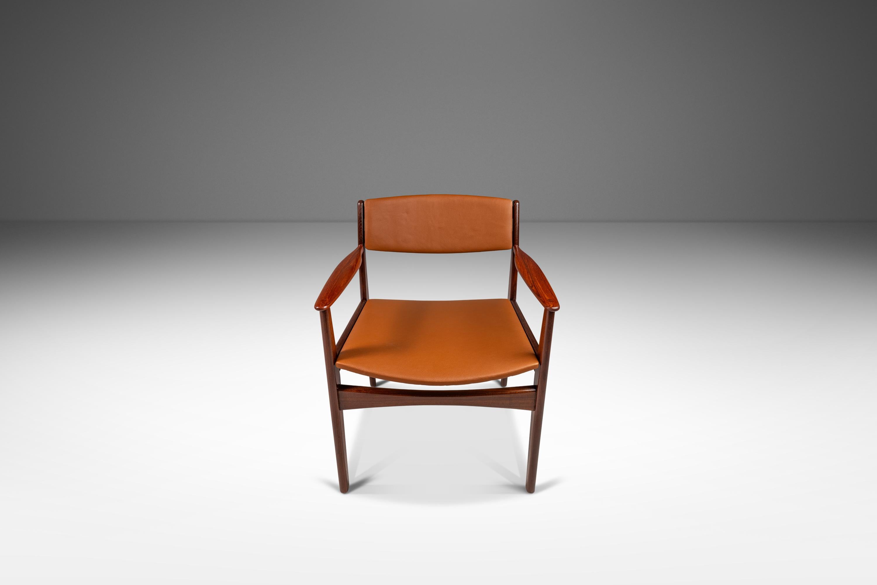 Voici un rare et vaste ensemble de chaises de salle à manger extraordinaires conçues par le prolifique Poul Volther pour Frem Røjle. Sans doute l'une des conceptions les plus complexes et les plus visuellement captivantes de Volther, cet ensemble ne