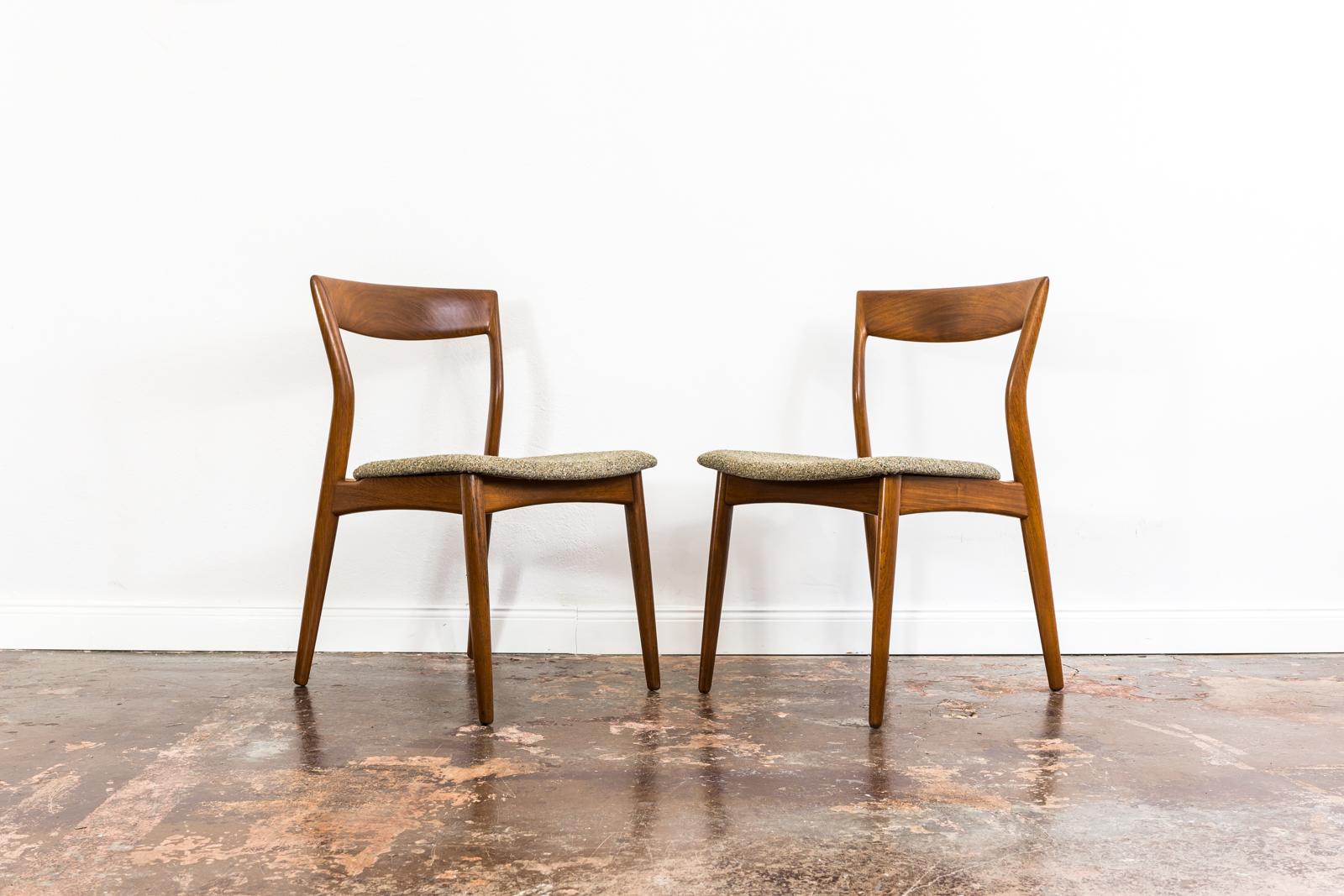 Set of 6 Mid-Century Modern teak dining chairs by R. Borregaard for Viborg Stolefabrik, 1960s Denmark.
Completely restored.