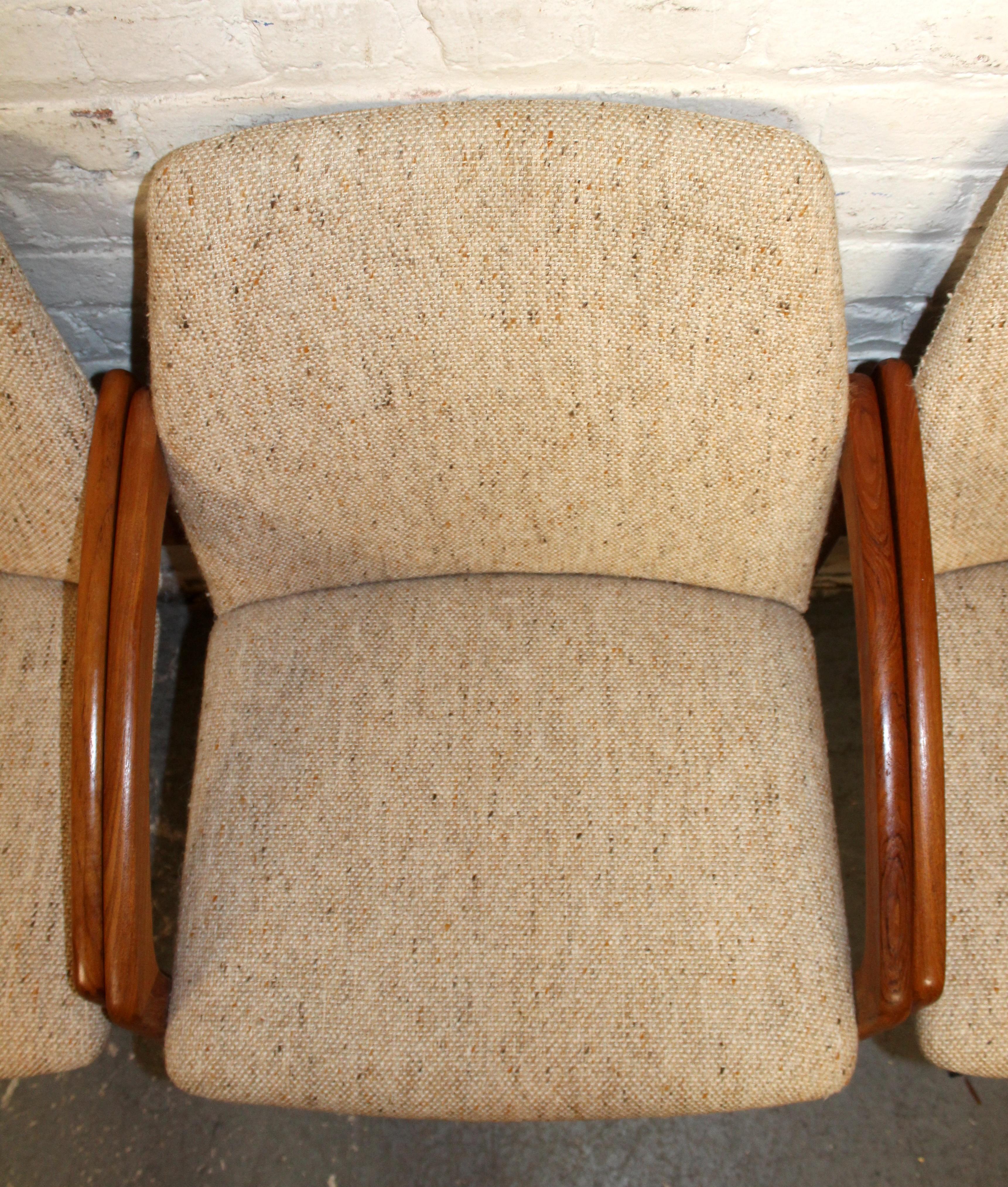 Tissu Ensemble de 6 chaises de salle à manger en teck tapissées par Korup Stolefabrik en vente